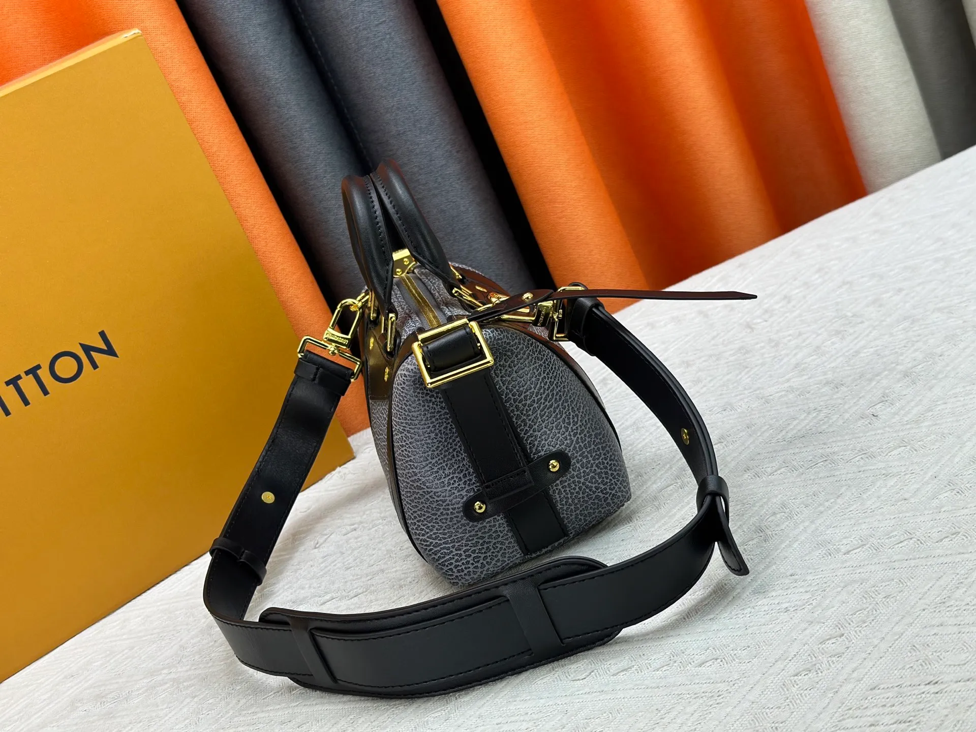 P300 [Exclusive real shot] M25566 M14623 Full leather motorcycle bag M14702 M14700 NANO LV BIKER handbag This Nano LV Rider handbag is from the 2025 spring and summer series. It is made of pixelated grain sheep leather with smooth cowhide elements, and is decorated with elegant patches with the LV Circle logo. The foldable configuration makes it easy to store in a suitcase, and the modern design adds a rock-n-roll edge to any look. Dimensions: 10 x 10 x 23 cm