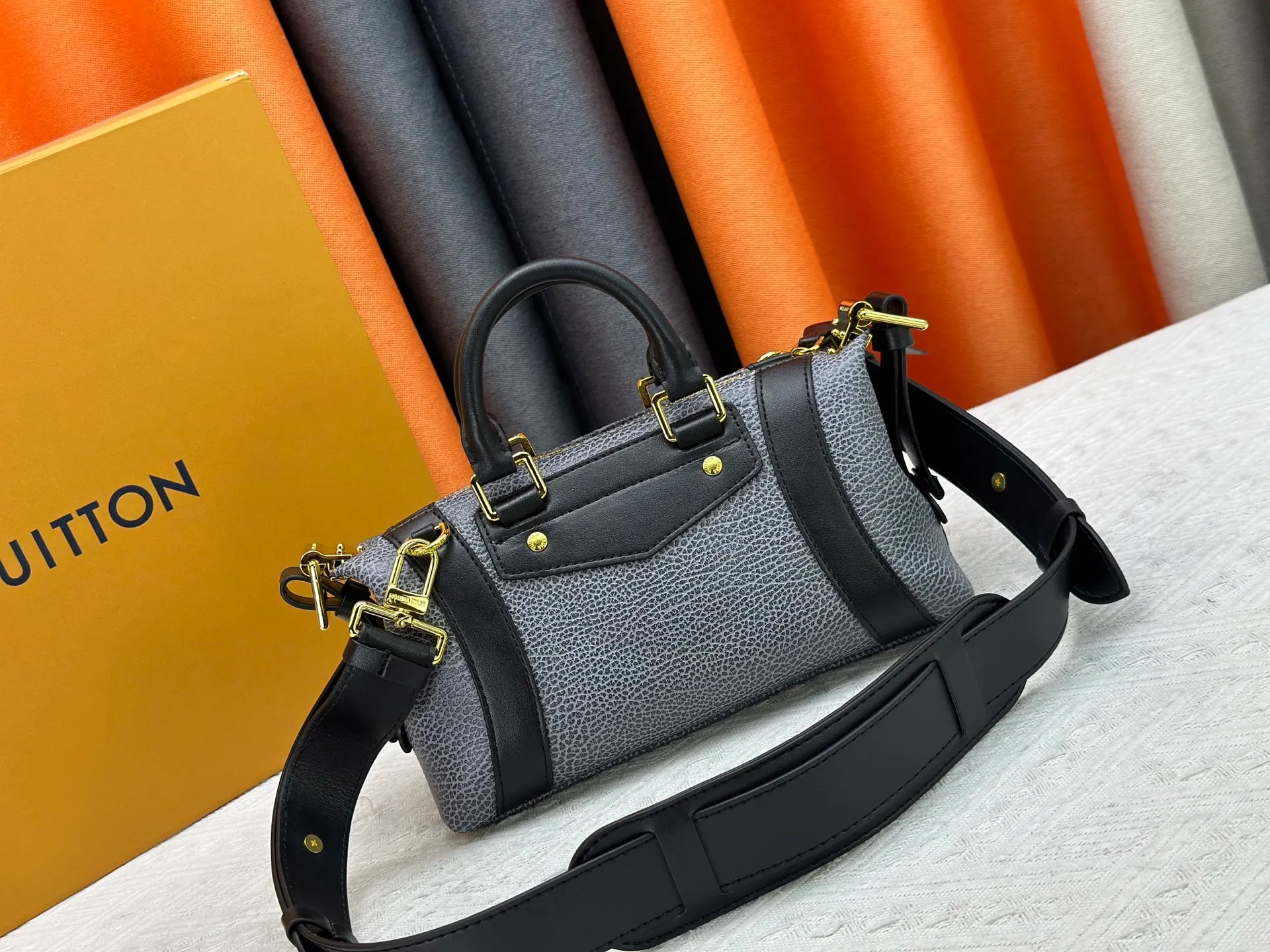 P300 [Exclusive real shot] M25566 M14623 Full leather motorcycle bag M14702 M14700 NANO LV BIKER handbag This Nano LV Rider handbag is from the 2025 spring and summer series. It is made of pixelated grain sheep leather with smooth cowhide elements, and is decorated with elegant patches with the LV Circle logo. The foldable configuration makes it easy to store in a suitcase, and the modern design adds a rock-n-roll edge to any look. Dimensions: 10 x 10 x 23 cm