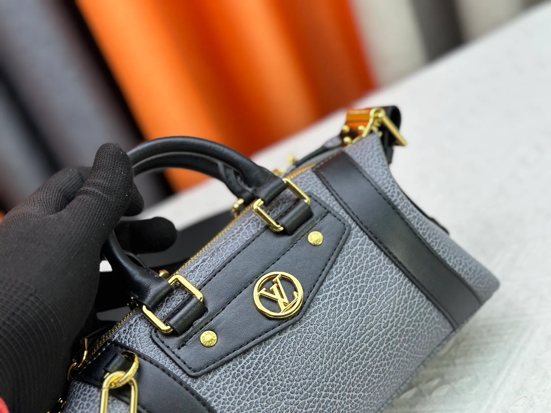 P300 [Exclusive real shot] M25566 M14623 Full leather motorcycle bag M14702 M14700 NANO LV BIKER handbag This Nano LV Rider handbag is from the 2025 spring and summer series. It is made of pixelated grain sheep leather with smooth cowhide elements, and is decorated with elegant patches with the LV Circle logo. The foldable configuration makes it easy to store in a suitcase, and the modern design adds a rock-n-roll edge to any look. Dimensions: 10 x 10 x 23 cm