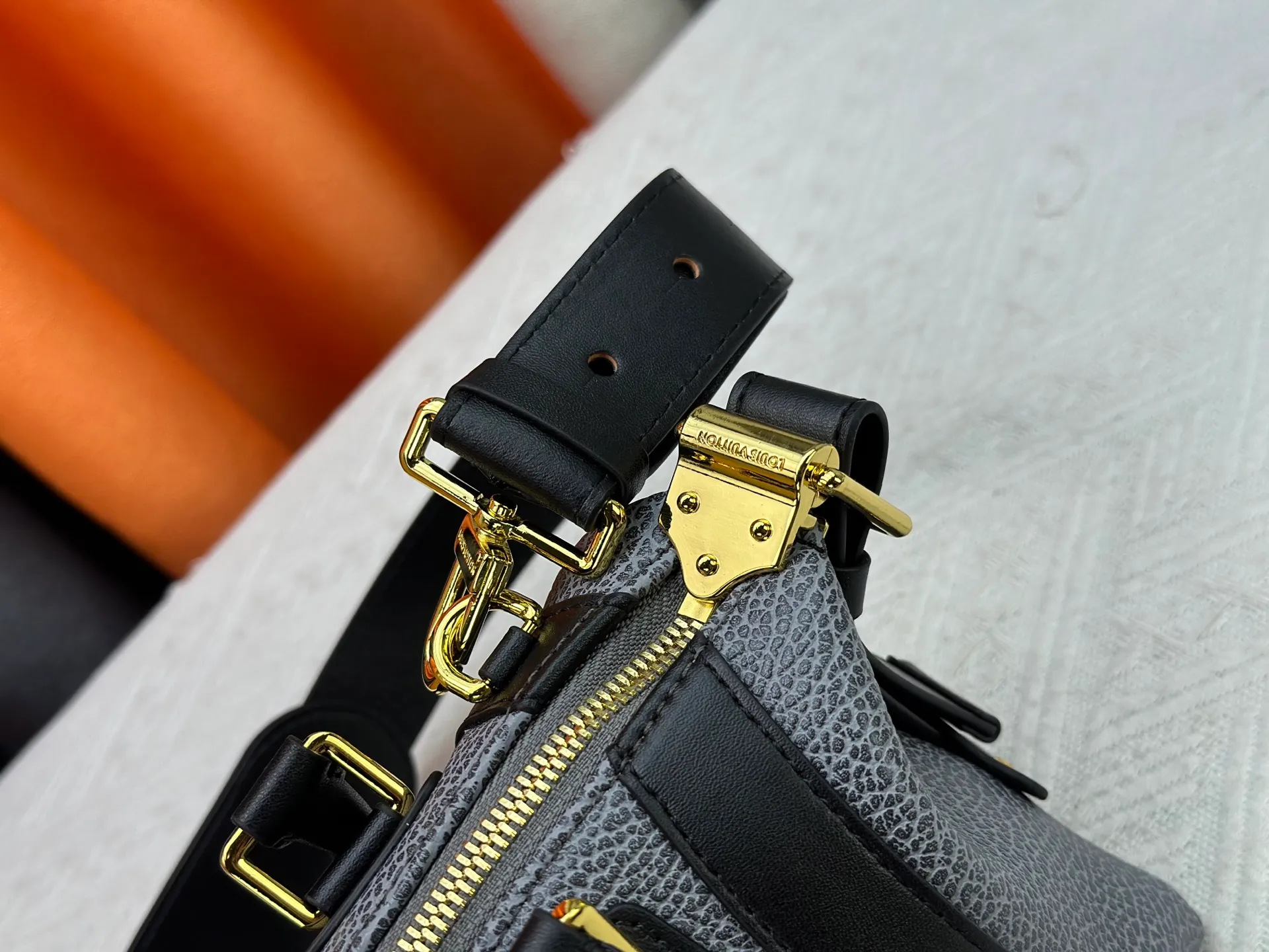 P300 [Exclusive real shot] M25566 M14623 Full leather motorcycle bag M14702 M14700 NANO LV BIKER handbag This Nano LV Rider handbag is from the 2025 spring and summer series. It is made of pixelated grain sheep leather with smooth cowhide elements, and is decorated with elegant patches with the LV Circle logo. The foldable configuration makes it easy to store in a suitcase, and the modern design adds a rock-n-roll edge to any look. Dimensions: 10 x 10 x 23 cm