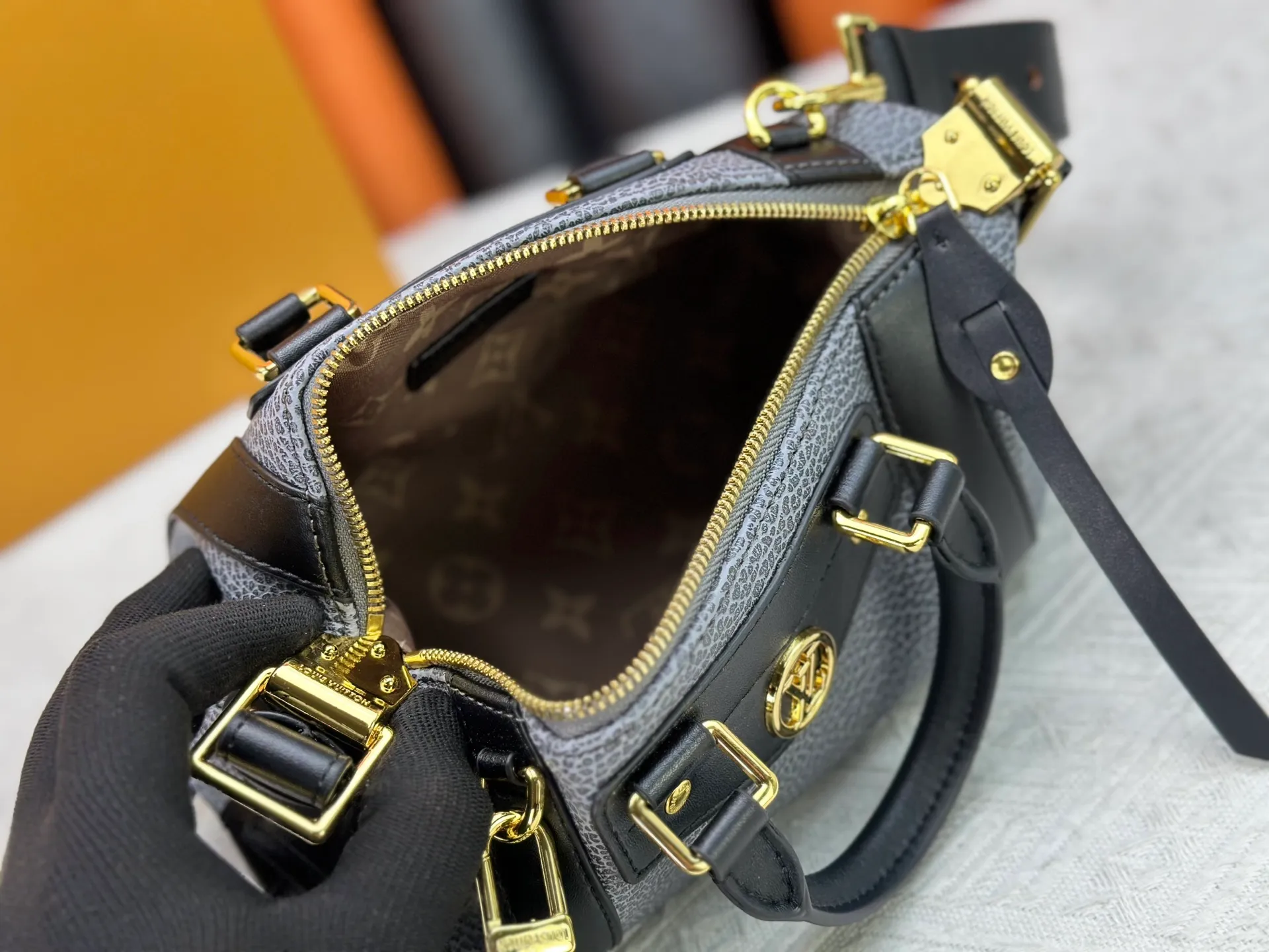 P300 [Exclusive real shot] M25566 M14623 Full leather motorcycle bag M14702 M14700 NANO LV BIKER handbag This Nano LV Rider handbag is from the 2025 spring and summer series. It is made of pixelated grain sheep leather with smooth cowhide elements, and is decorated with elegant patches with the LV Circle logo. The foldable configuration makes it easy to store in a suitcase, and the modern design adds a rock-n-roll edge to any look. Dimensions: 10 x 10 x 23 cm