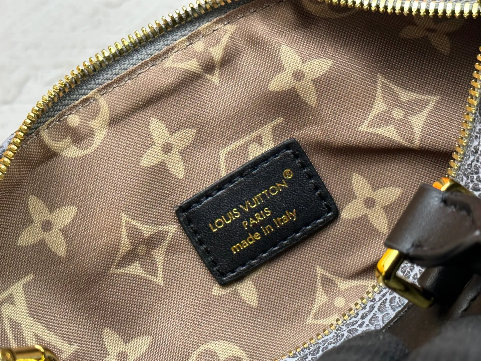 P300 [Exclusive real shot] M25566 M14623 Full leather motorcycle bag M14702 M14700 NANO LV BIKER handbag This Nano LV Rider handbag is from the 2025 spring and summer series. It is made of pixelated grain sheep leather with smooth cowhide elements, and is decorated with elegant patches with the LV Circle logo. The foldable configuration makes it easy to store in a suitcase, and the modern design adds a rock-n-roll edge to any look. Dimensions: 10 x 10 x 23 cm