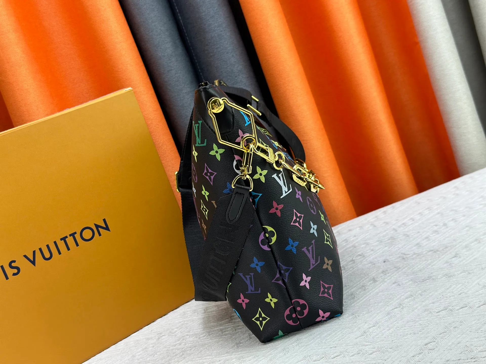 P280 Upgraded original M12068 M12071 M12072 This new Coussin series of hobo bags combines fashion and functionality, and combines the series' iconic design elements. The bag is made of smooth cotton-paved leather and is embossed with the brand's Monogram pattern. The signature thick chain strap is accented with gold-tone hardware, while the wide detachable textile shoulder strap allows you to carry it in different ways. This versatile style is large enough to hold a laptop and features a removable zip pocket. Dimensions: 38x33x10 cm