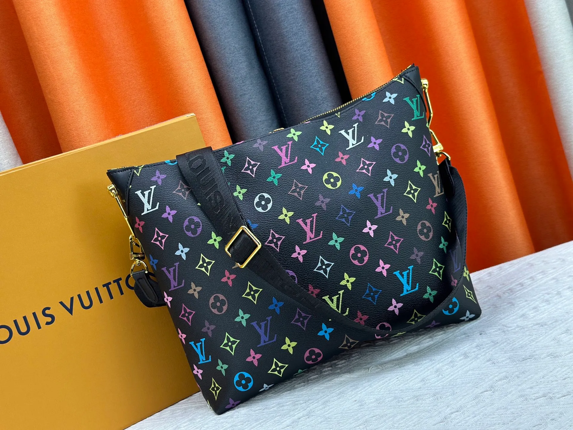 P280 Upgraded original M12068 M12071 M12072 This new Coussin series of hobo bags combines fashion and functionality, and combines the series' iconic design elements. The bag is made of smooth cotton-paved leather and is embossed with the brand's Monogram pattern. The signature thick chain strap is accented with gold-tone hardware, while the wide detachable textile shoulder strap allows you to carry it in different ways. This versatile style is large enough to hold a laptop and features a removable zip pocket. Dimensions: 38x33x10 cm