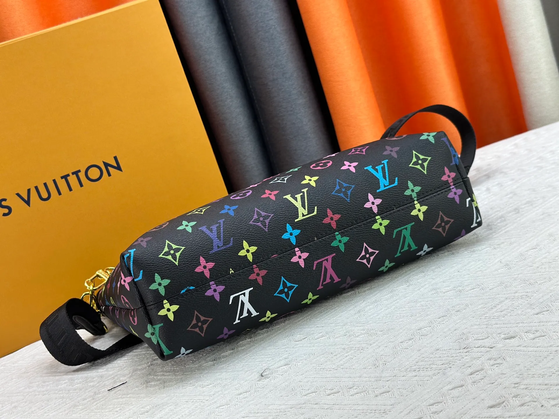 P280 Upgraded original M12068 M12071 M12072 This new Coussin series of hobo bags combines fashion and functionality, and combines the series' iconic design elements. The bag is made of smooth cotton-paved leather and is embossed with the brand's Monogram pattern. The signature thick chain strap is accented with gold-tone hardware, while the wide detachable textile shoulder strap allows you to carry it in different ways. This versatile style is large enough to hold a laptop and features a removable zip pocket. Dimensions: 38x33x10 cm