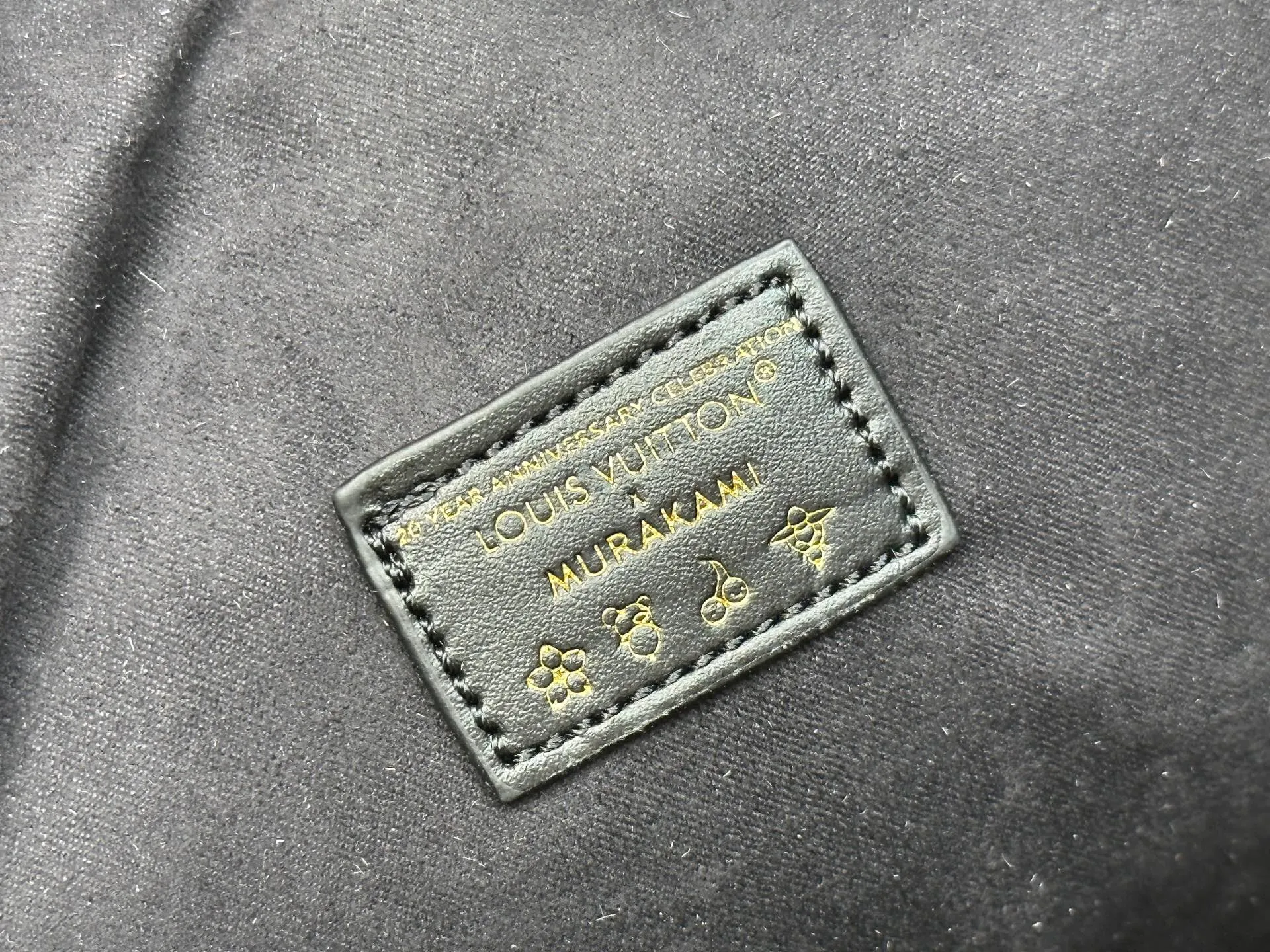 P280 Upgraded original M12068 M12071 M12072 This new Coussin series of hobo bags combines fashion and functionality, and combines the series' iconic design elements. The bag is made of smooth cotton-paved leather and is embossed with the brand's Monogram pattern. The signature thick chain strap is accented with gold-tone hardware, while the wide detachable textile shoulder strap allows you to carry it in different ways. This versatile style is large enough to hold a laptop and features a removable zip pocket. Dimensions: 38x33x10 cm
