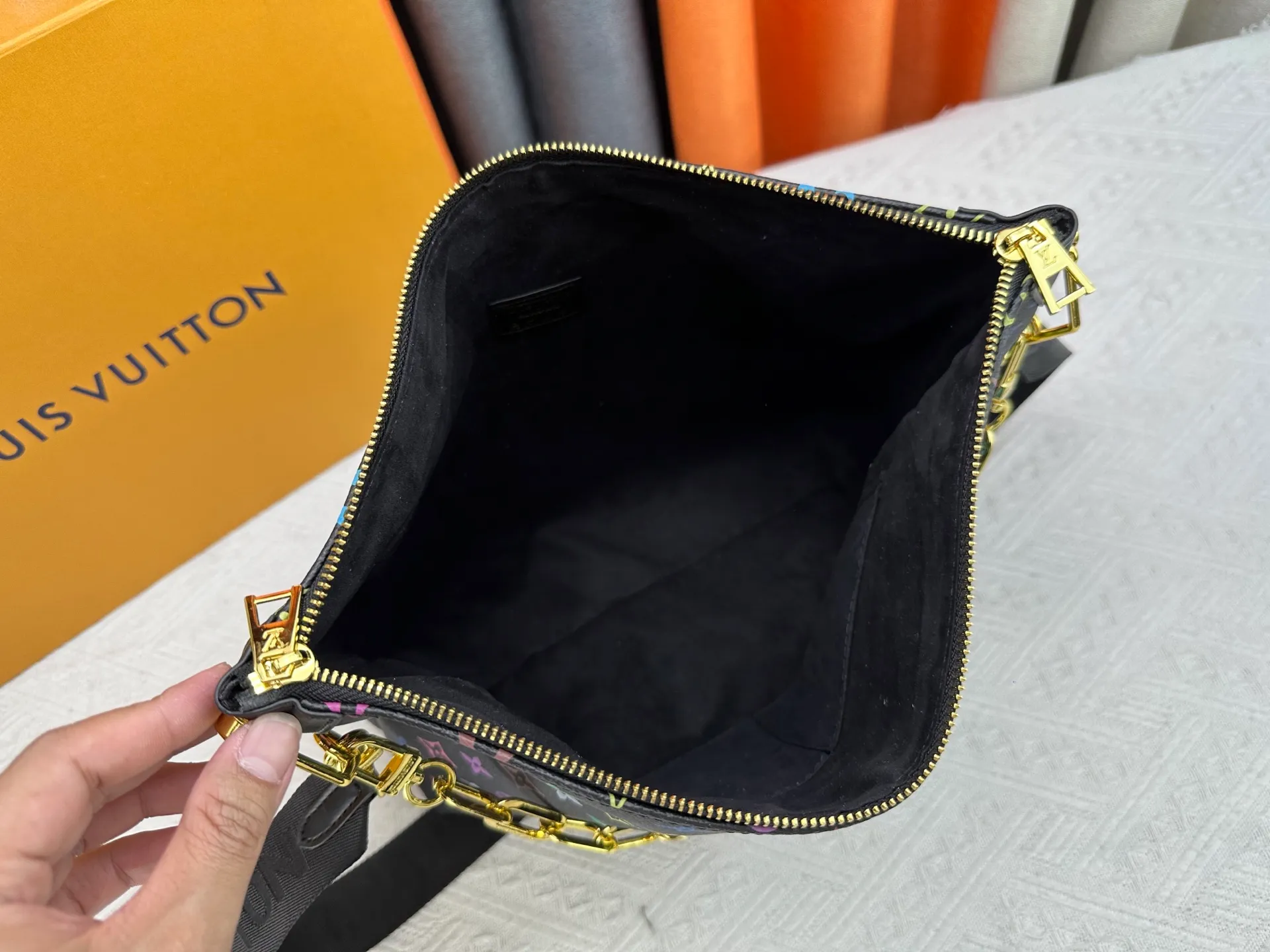 P280 Upgraded original M12068 M12071 M12072 This new Coussin series of hobo bags combines fashion and functionality, and combines the series' iconic design elements. The bag is made of smooth cotton-paved leather and is embossed with the brand's Monogram pattern. The signature thick chain strap is accented with gold-tone hardware, while the wide detachable textile shoulder strap allows you to carry it in different ways. This versatile style is large enough to hold a laptop and features a removable zip pocket. Dimensions: 38x33x10 cm
