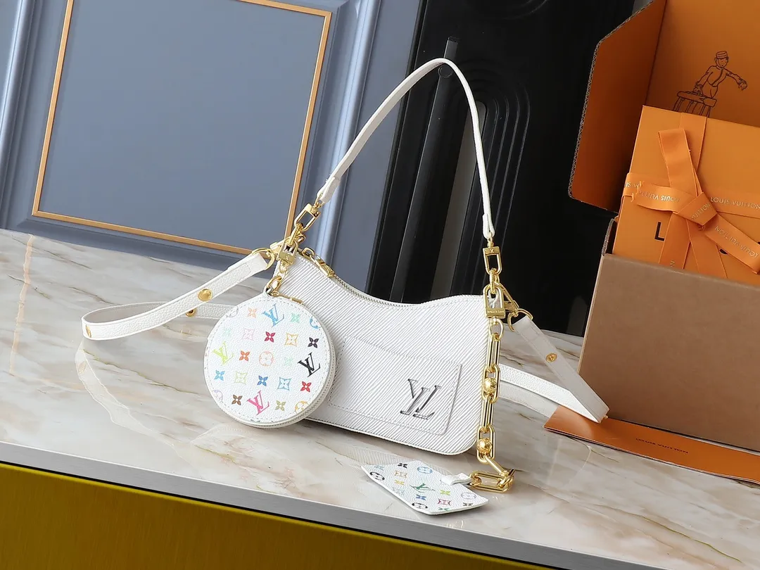 💰240💰Upgraded from the original M13100 M13099. This Marellini handbag is made of rich-textured Epi leather to create a delicate structure, with ample space to store daily necessities such as smartphones. The round coin purse and mirror are both made from the colorful Monogram canvas from the Louis Vuitton x Murakami collaboration series, and are fixed to the bag body with a rough metal chain. Dimensions: 19.0 x 13.5 x 6.5 cm (length x height x width)