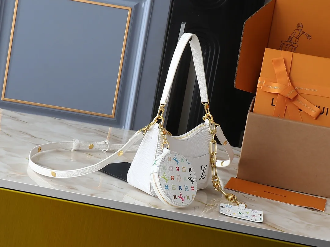 💰240💰Upgraded from the original M13100 M13099. This Marellini handbag is made of rich-textured Epi leather to create a delicate structure, with ample space to store daily necessities such as smartphones. The round coin purse and mirror are both made from the colorful Monogram canvas from the Louis Vuitton x Murakami collaboration series, and are fixed to the bag body with a rough metal chain. Dimensions: 19.0 x 13.5 x 6.5 cm (length x height x width)