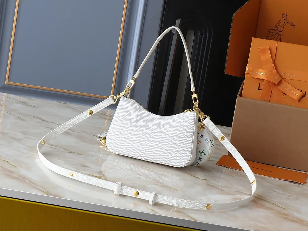 💰240💰Upgraded from the original M13100 M13099. This Marellini handbag is made of rich-textured Epi leather to create a delicate structure, with ample space to store daily necessities such as smartphones. The round coin purse and mirror are both made from the colorful Monogram canvas from the Louis Vuitton x Murakami collaboration series, and are fixed to the bag body with a rough metal chain. Dimensions: 19.0 x 13.5 x 6.5 cm (length x height x width)