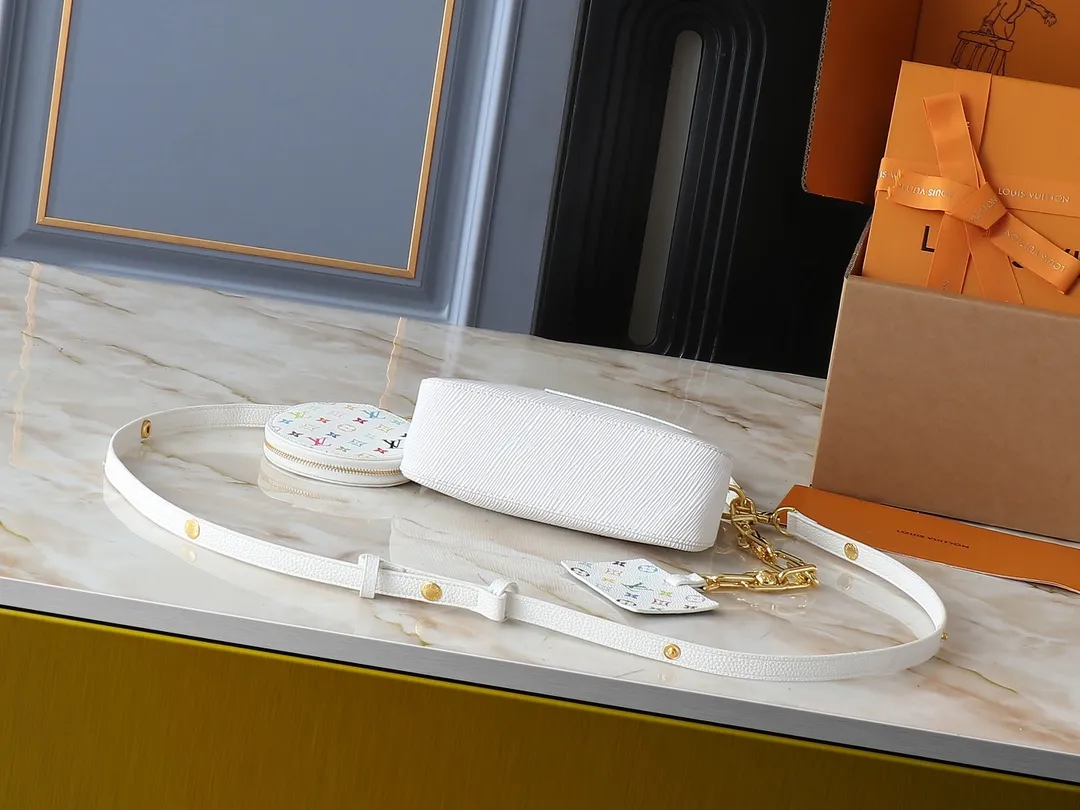 💰240💰Upgraded from the original M13100 M13099. This Marellini handbag is made of rich-textured Epi leather to create a delicate structure, with ample space to store daily necessities such as smartphones. The round coin purse and mirror are both made from the colorful Monogram canvas from the Louis Vuitton x Murakami collaboration series, and are fixed to the bag body with a rough metal chain. Dimensions: 19.0 x 13.5 x 6.5 cm (length x height x width)
