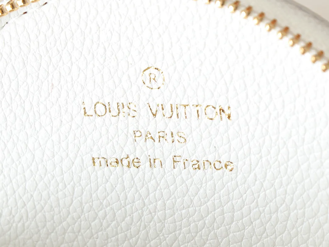 💰240💰Upgraded from the original M13100 M13099. This Marellini handbag is made of rich-textured Epi leather to create a delicate structure, with ample space to store daily necessities such as smartphones. The round coin purse and mirror are both made from the colorful Monogram canvas from the Louis Vuitton x Murakami collaboration series, and are fixed to the bag body with a rough metal chain. Dimensions: 19.0 x 13.5 x 6.5 cm (length x height x width)