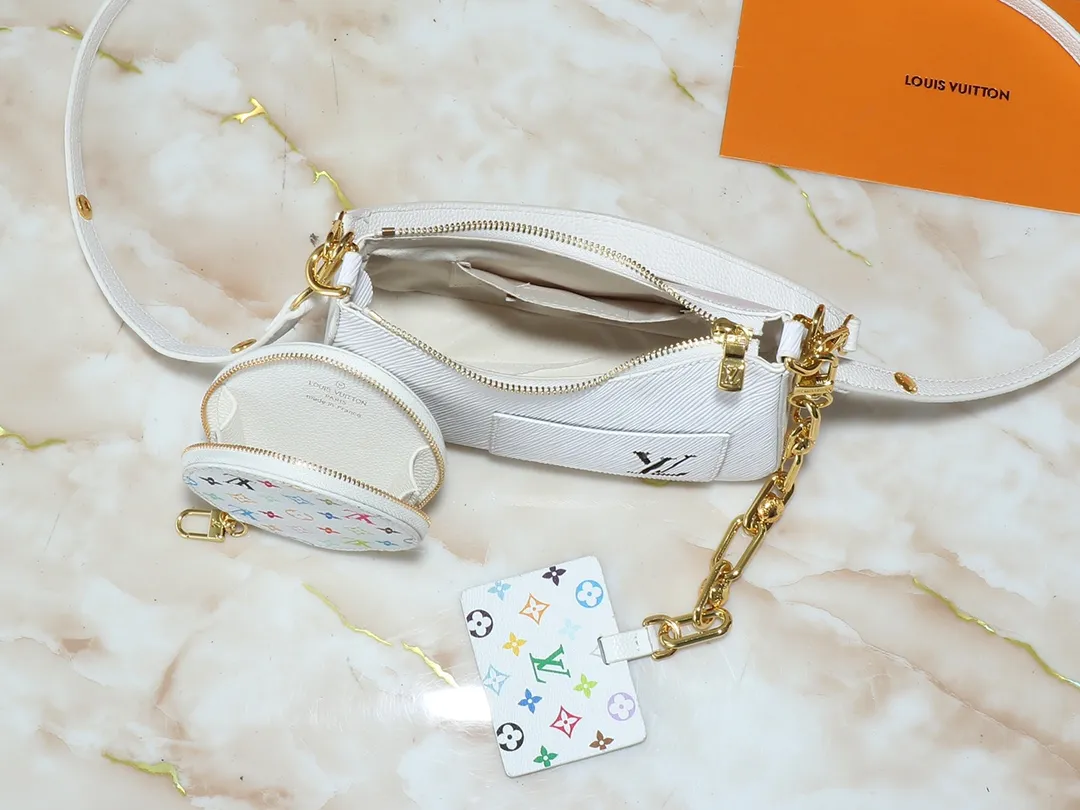 💰240💰Upgraded from the original M13100 M13099. This Marellini handbag is made of rich-textured Epi leather to create a delicate structure, with ample space to store daily necessities such as smartphones. The round coin purse and mirror are both made from the colorful Monogram canvas from the Louis Vuitton x Murakami collaboration series, and are fixed to the bag body with a rough metal chain. Dimensions: 19.0 x 13.5 x 6.5 cm (length x height x width)