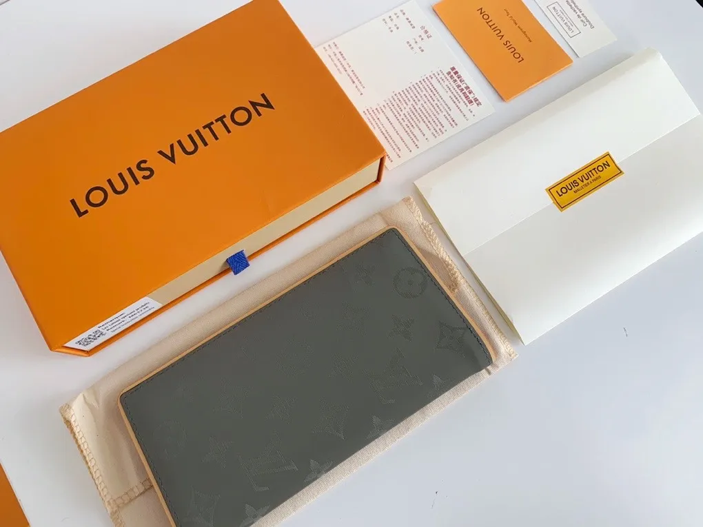 💰140 💎New BRAZZA Wallet This Louis Vuitton Brazza wallet is made of Monogram Titanium gray canvas fabric, which is inspired by space exploration - a key theme in the 2018-19 autumn and winter men's fashion show. This classic long wallet has a stylish and neat appearance and a compact and reasonable internal structure, with multiple pockets and credit card slots. Model: 63236 Dimensions: 10.0 x 19.0 x 2.0 cm.