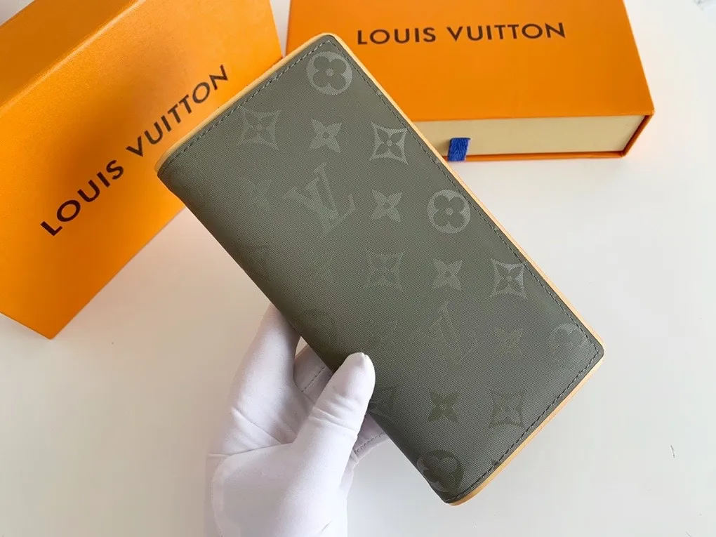 💰140 💎New BRAZZA Wallet This Louis Vuitton Brazza wallet is made of Monogram Titanium gray canvas fabric, which is inspired by space exploration - a key theme in the 2018-19 autumn and winter men's fashion show. This classic long wallet has a stylish and neat appearance and a compact and reasonable internal structure, with multiple pockets and credit card slots. Model: 63236 Dimensions: 10.0 x 19.0 x 2.0 cm.