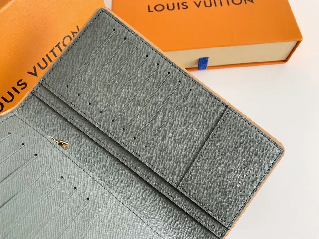 💰140 💎New BRAZZA Wallet This Louis Vuitton Brazza wallet is made of Monogram Titanium gray canvas fabric, which is inspired by space exploration - a key theme in the 2018-19 autumn and winter men's fashion show. This classic long wallet has a stylish and neat appearance and a compact and reasonable internal structure, with multiple pockets and credit card slots. Model: 63236 Dimensions: 10.0 x 19.0 x 2.0 cm.