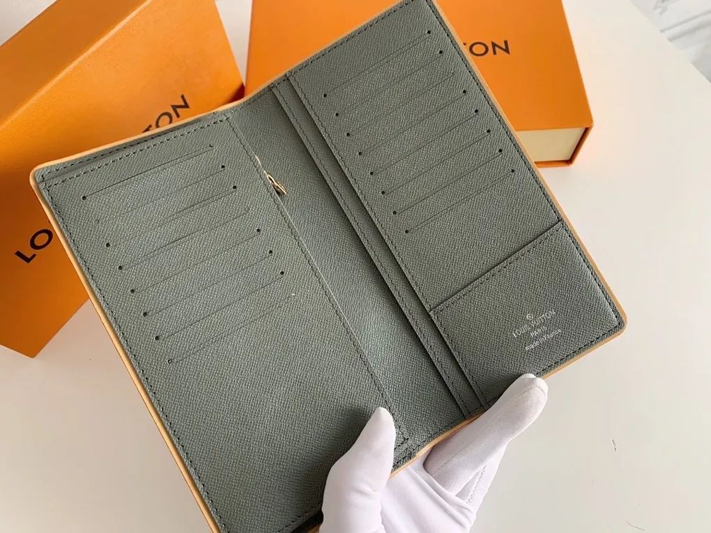 💰140 💎New BRAZZA Wallet This Louis Vuitton Brazza wallet is made of Monogram Titanium gray canvas fabric, which is inspired by space exploration - a key theme in the 2018-19 autumn and winter men's fashion show. This classic long wallet has a stylish and neat appearance and a compact and reasonable internal structure, with multiple pockets and credit card slots. Model: 63236 Dimensions: 10.0 x 19.0 x 2.0 cm.