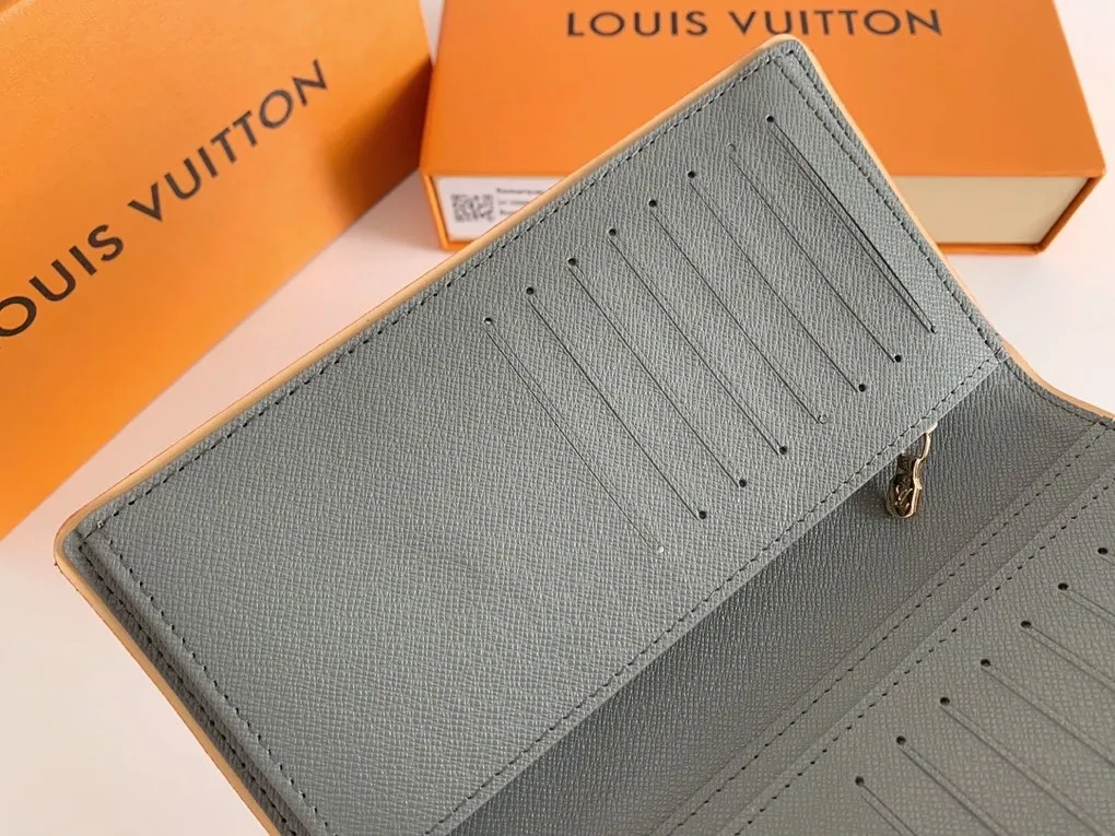 💰140 💎New BRAZZA Wallet This Louis Vuitton Brazza wallet is made of Monogram Titanium gray canvas fabric, which is inspired by space exploration - a key theme in the 2018-19 autumn and winter men's fashion show. This classic long wallet has a stylish and neat appearance and a compact and reasonable internal structure, with multiple pockets and credit card slots. Model: 63236 Dimensions: 10.0 x 19.0 x 2.0 cm.