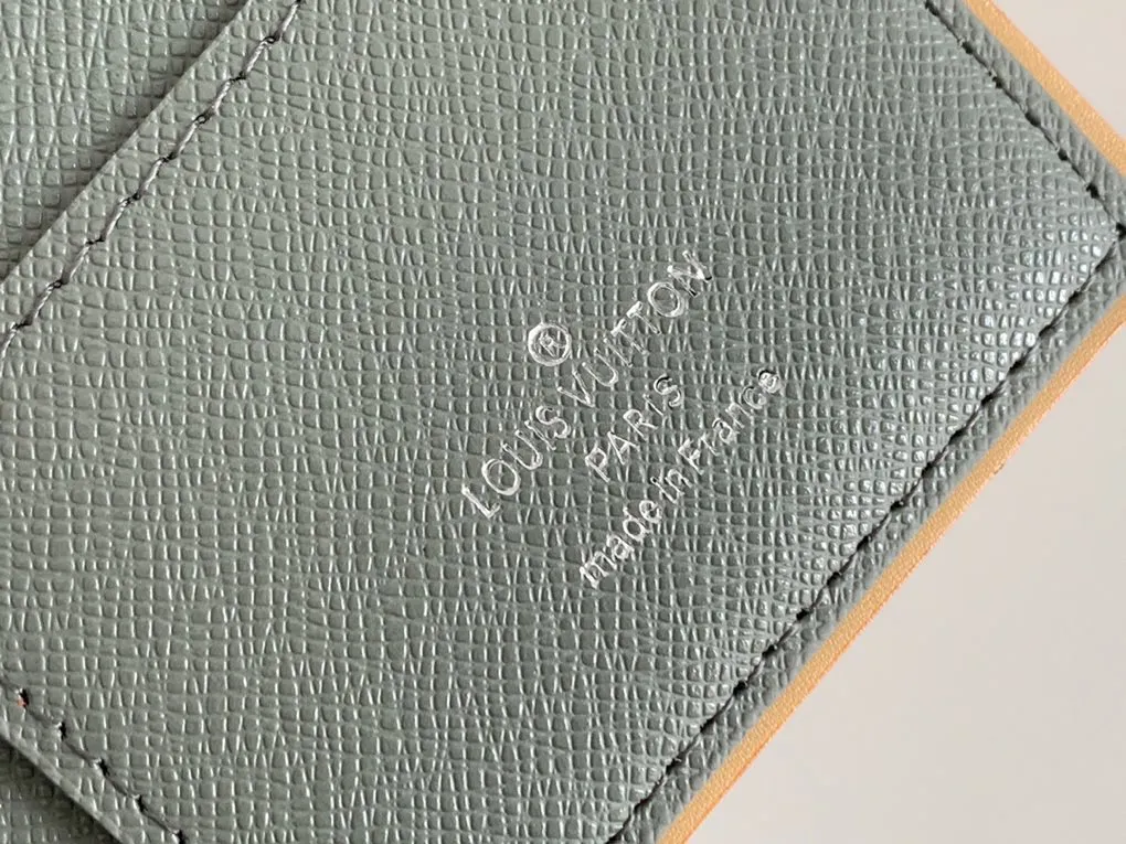 💰140 💎New BRAZZA Wallet This Louis Vuitton Brazza wallet is made of Monogram Titanium gray canvas fabric, which is inspired by space exploration - a key theme in the 2018-19 autumn and winter men's fashion show. This classic long wallet has a stylish and neat appearance and a compact and reasonable internal structure, with multiple pockets and credit card slots. Model: 63236 Dimensions: 10.0 x 19.0 x 2.0 cm.