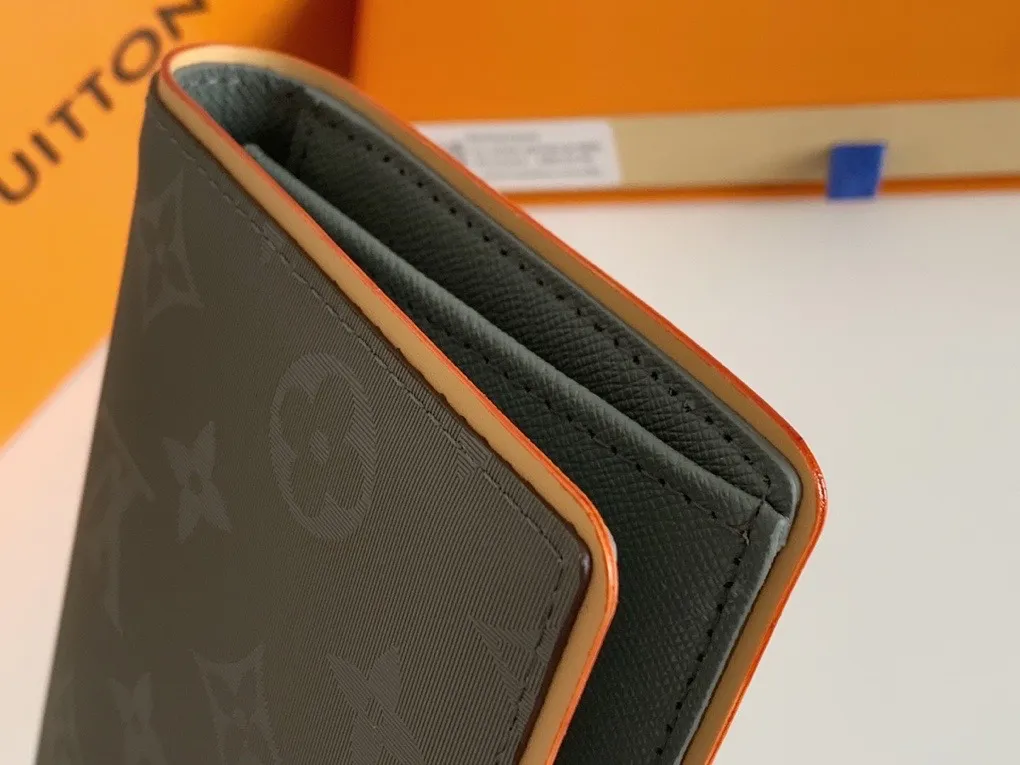 💰140 💎New BRAZZA Wallet This Louis Vuitton Brazza wallet is made of Monogram Titanium gray canvas fabric, which is inspired by space exploration - a key theme in the 2018-19 autumn and winter men's fashion show. This classic long wallet has a stylish and neat appearance and a compact and reasonable internal structure, with multiple pockets and credit card slots. Model: 63236 Dimensions: 10.0 x 19.0 x 2.0 cm.
