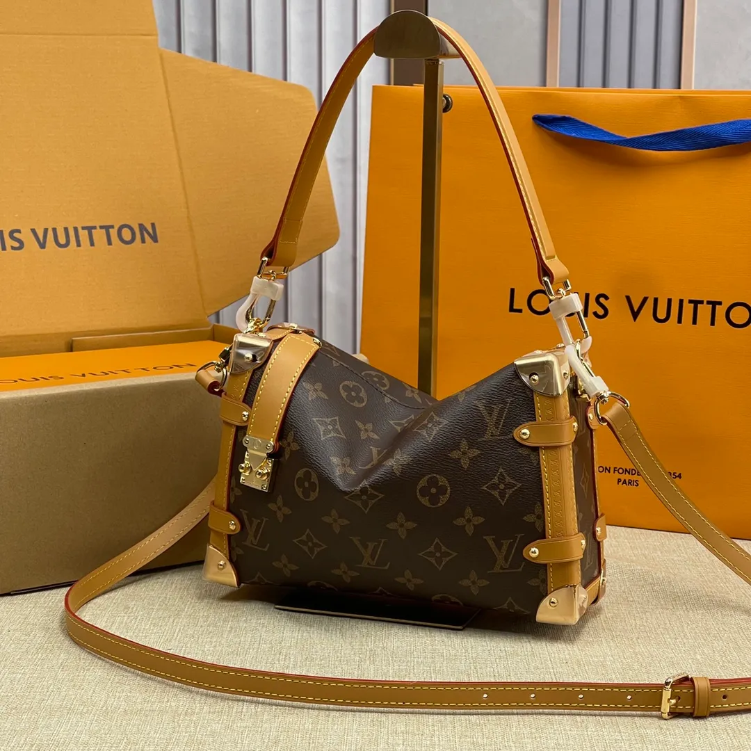 [Upgraded version] P560💰💞Upgraded version🎁 Comes with full packaging M46358🐶SIDE TRUNK handbag Nicolas Ghesquière repeatedly explored Louis Vuitton’s trunk-making heritage to create this Side Trunk small handbag. Monogram canvas is combined with leather trim, and the leather zipper puller creatively connects to the iconic S-lock, and the reinforced metal corners gather the eye. The wide handles and leather spaghetti strap are removable. Dimensions: 23 x 16 x 8 cm