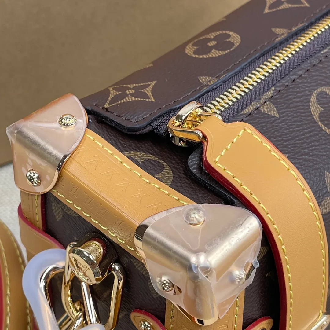 [Upgraded version] P560💰💞Upgraded version🎁 Comes with full packaging M46358🐶SIDE TRUNK handbag Nicolas Ghesquière repeatedly explored Louis Vuitton’s trunk-making heritage to create this Side Trunk small handbag. Monogram canvas is combined with leather trim, and the leather zipper puller creatively connects to the iconic S-lock, and the reinforced metal corners gather the eye. The wide handles and leather spaghetti strap are removable. Dimensions: 23 x 16 x 8 cm