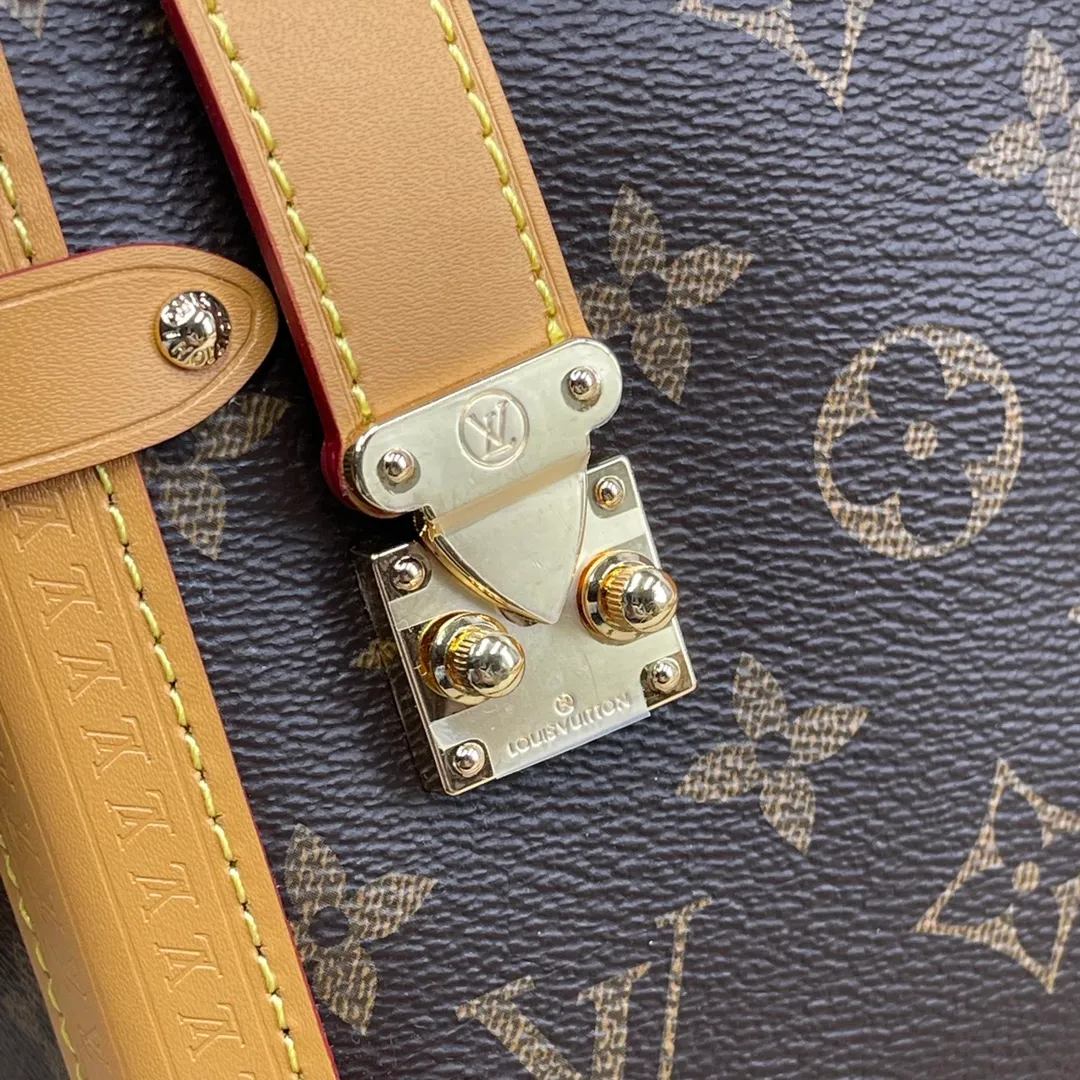 [Upgraded version] P560💰💞Upgraded version🎁 Comes with full packaging M46358🐶SIDE TRUNK handbag Nicolas Ghesquière repeatedly explored Louis Vuitton’s trunk-making heritage to create this Side Trunk small handbag. Monogram canvas is combined with leather trim, and the leather zipper puller creatively connects to the iconic S-lock, and the reinforced metal corners gather the eye. The wide handles and leather spaghetti strap are removable. Dimensions: 23 x 16 x 8 cm