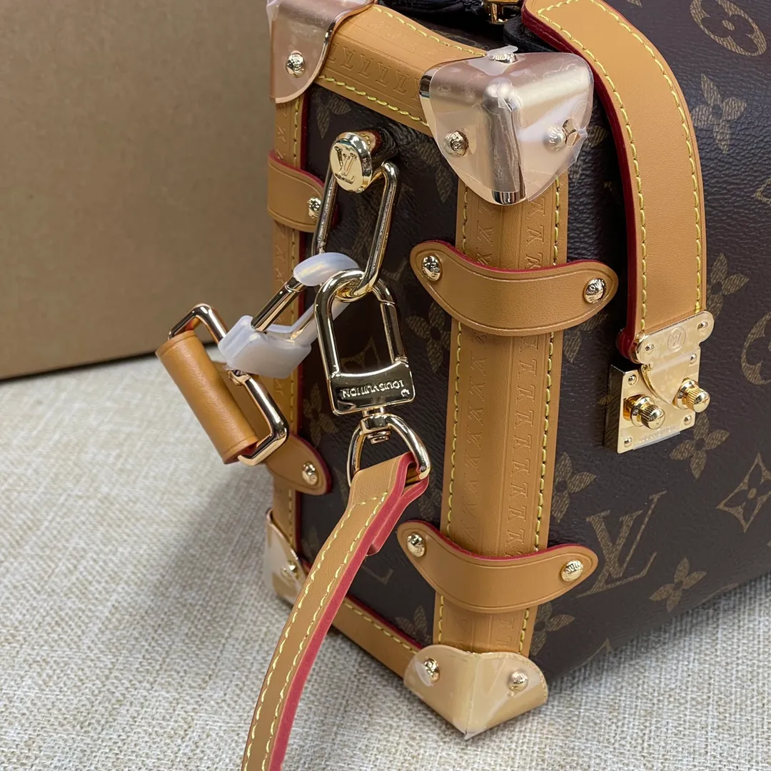 [Upgraded version] P560💰💞Upgraded version🎁 Comes with full packaging M46358🐶SIDE TRUNK handbag Nicolas Ghesquière repeatedly explored Louis Vuitton’s trunk-making heritage to create this Side Trunk small handbag. Monogram canvas is combined with leather trim, and the leather zipper puller creatively connects to the iconic S-lock, and the reinforced metal corners gather the eye. The wide handles and leather spaghetti strap are removable. Dimensions: 23 x 16 x 8 cm