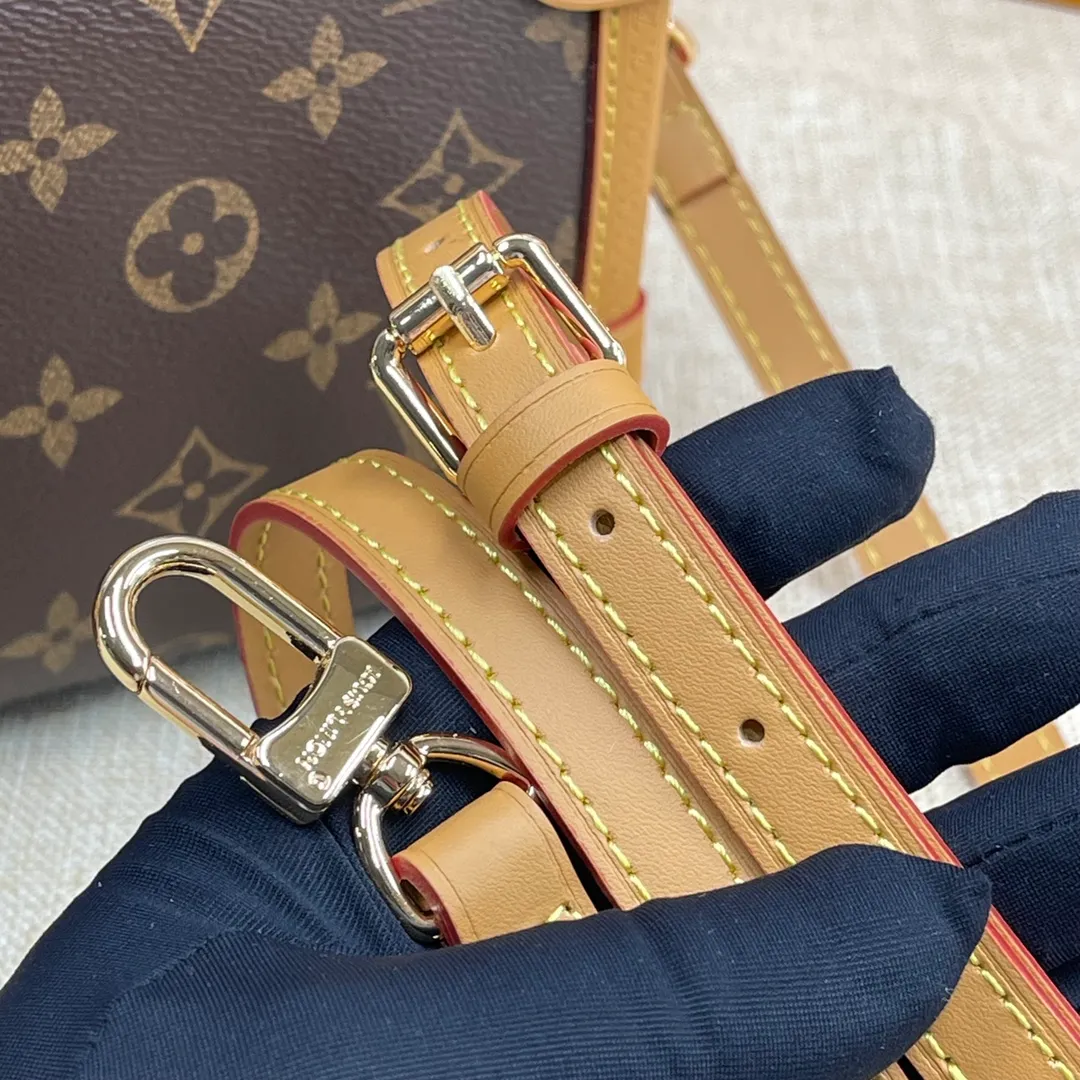 [Upgraded version] P560💰💞Upgraded version🎁 Comes with full packaging M46358🐶SIDE TRUNK handbag Nicolas Ghesquière repeatedly explored Louis Vuitton’s trunk-making heritage to create this Side Trunk small handbag. Monogram canvas is combined with leather trim, and the leather zipper puller creatively connects to the iconic S-lock, and the reinforced metal corners gather the eye. The wide handles and leather spaghetti strap are removable. Dimensions: 23 x 16 x 8 cm