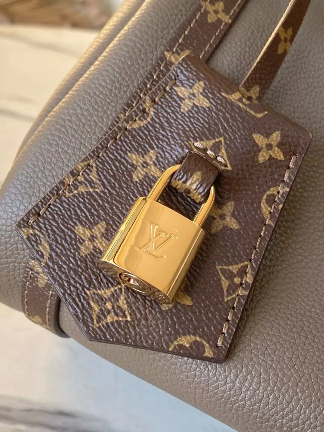 💰1040 (first-grain leather) top original order M26360 This small Express handbag can be called an urban luxury product. Its design is inspired by the brand's classic Keepall travel bag. It is made of fine cow leather and decorated with Monogram classic pattern borders and linings. It is paired with metal parts and the iconic key bag and padlock, showing the essence of Louis Vuitton's travel tradition. The compact size can accommodate daily belongings and can be carried in various ways, making it suitable for modern urban life. Dimensions: 26 × 17 × 13.5 cm