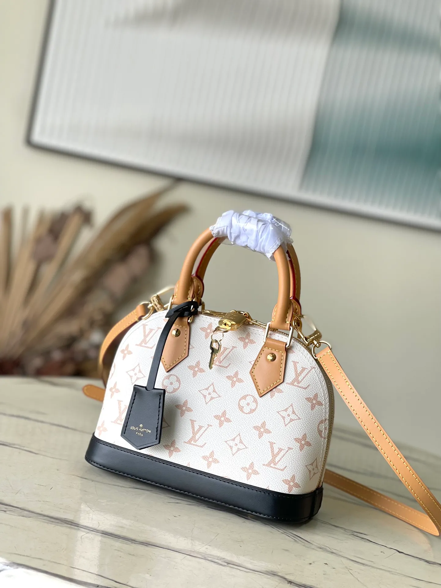 💰940 Top original single M46922 white flower Brand new single Dune canvas, "Alma BB" with modern flavor. The cowhide trim accentuates the beige tones, with fungus leather accents on the handles and straps, and black on the bottom of the bag and keychain. 2 top handles and removable strap allow for a variety of styles. Dimensions: 23.5 x 17.5 x 11.5 cm (length x height x width)