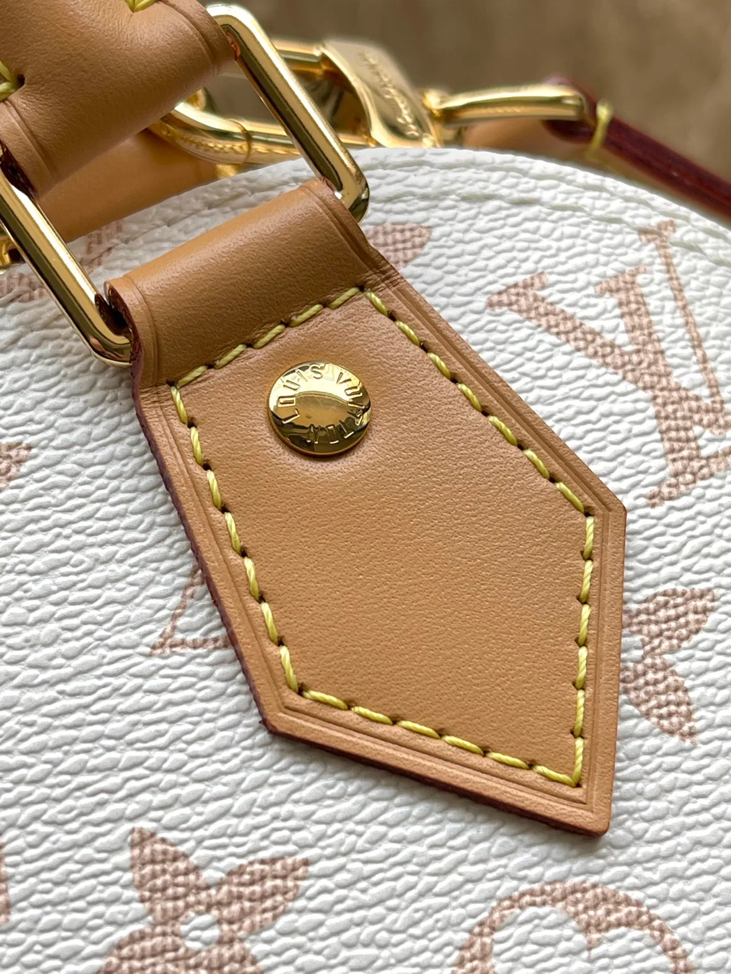 💰940 Top original single M46922 white flower Brand new single Dune canvas, "Alma BB" with modern flavor. The cowhide trim accentuates the beige tones, with fungus leather accents on the handles and straps, and black on the bottom of the bag and keychain. 2 top handles and removable strap allow for a variety of styles. Dimensions: 23.5 x 17.5 x 11.5 cm (length x height x width)