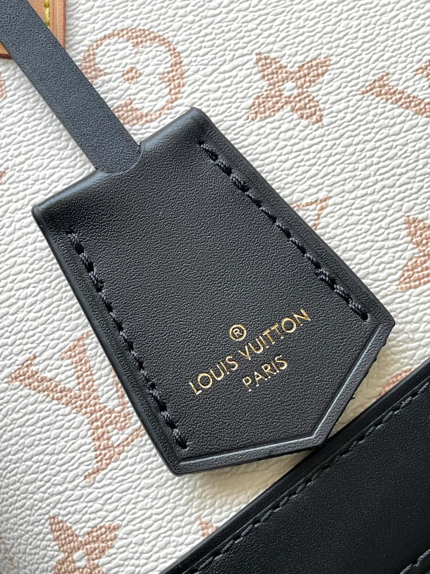 💰940 Top original single M46922 white flower Brand new single Dune canvas, "Alma BB" with modern flavor. The cowhide trim accentuates the beige tones, with fungus leather accents on the handles and straps, and black on the bottom of the bag and keychain. 2 top handles and removable strap allow for a variety of styles. Dimensions: 23.5 x 17.5 x 11.5 cm (length x height x width)
