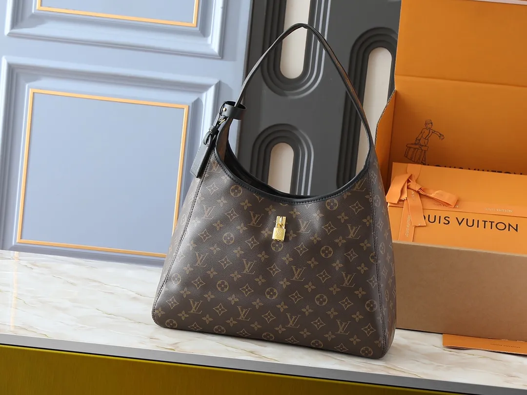 💰260💰Upgraded from the original M12940 M12941 This small The Drop handbag draws inspiration from the Flower Hobo handbag that came out in 2018. It is cut from classic Monogram canvas to create an elegant configuration that combines trendy style and practical function. A signature padlock adorns the nameplate and is a sophisticated detail along with rich leather trim. It can easily store daily needs and fit in with the rhythm of urban life. Dimensions: 42.0 x 23.0 x 17.0 cm (length x height x width)
