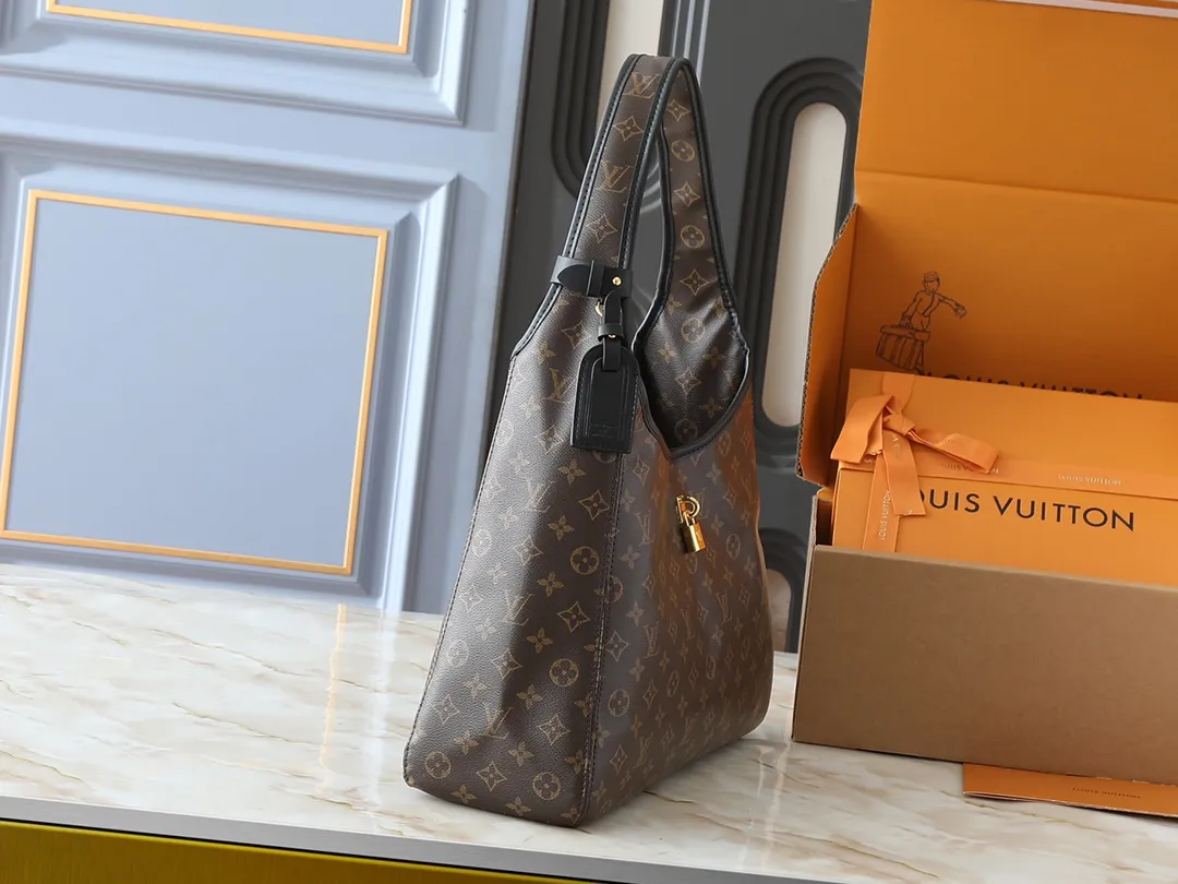 💰260💰Upgraded from the original M12940 M12941 This small The Drop handbag draws inspiration from the Flower Hobo handbag that came out in 2018. It is cut from classic Monogram canvas to create an elegant configuration that combines trendy style and practical function. A signature padlock adorns the nameplate and is a sophisticated detail along with rich leather trim. It can easily store daily needs and fit in with the rhythm of urban life. Dimensions: 42.0 x 23.0 x 17.0 cm (length x height x width)