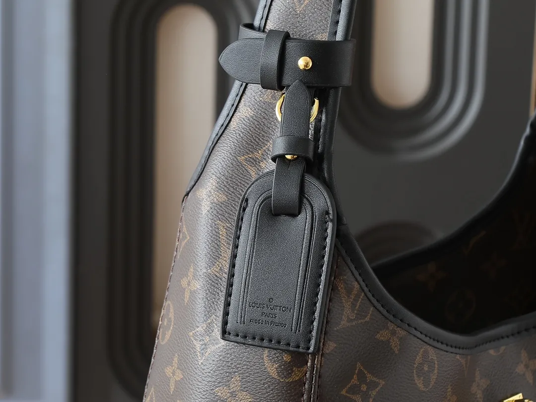 💰260💰Upgraded from the original M12940 M12941 This small The Drop handbag draws inspiration from the Flower Hobo handbag that came out in 2018. It is cut from classic Monogram canvas to create an elegant configuration that combines trendy style and practical function. A signature padlock adorns the nameplate and is a sophisticated detail along with rich leather trim. It can easily store daily needs and fit in with the rhythm of urban life. Dimensions: 42.0 x 23.0 x 17.0 cm (length x height x width)