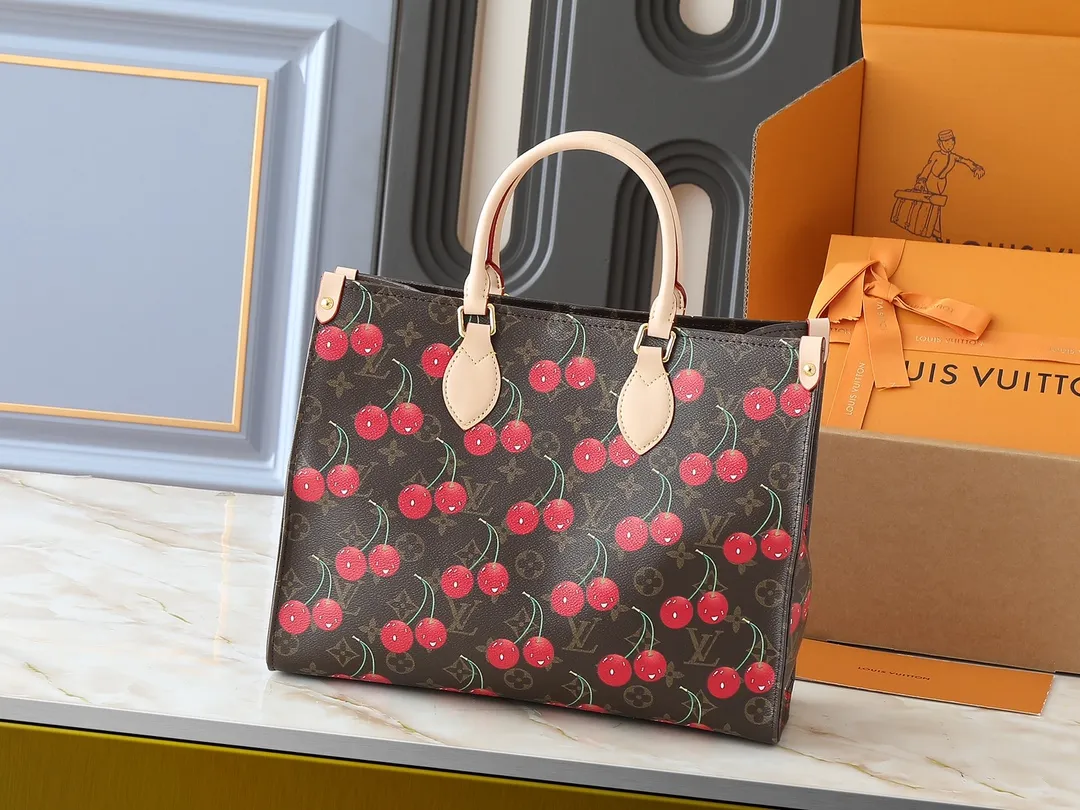 💰260💰Upgraded original version 🔥New style🔥M45039 M45321 M44571 This Onthego medium handbag combines classic Monogram canvas and Monogram Reverse canvas on both sides to present completely different styles. Toron's dual handles and shoulder strap allow for a variety of carrying options. Dimensions: 34.0 x 26.0 x 13.0 cm (length x height x width)