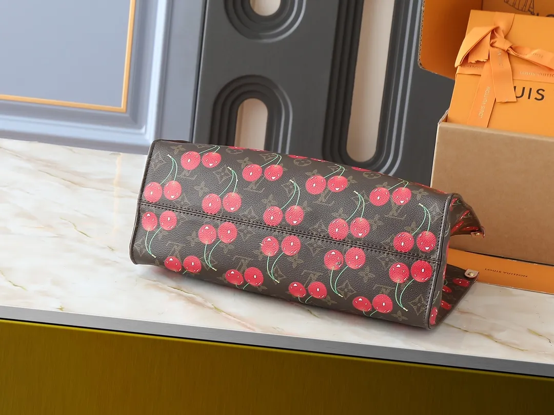 💰260💰Upgraded original version 🔥New style🔥M45039 M45321 M44571 This Onthego medium handbag combines classic Monogram canvas and Monogram Reverse canvas on both sides to present completely different styles. Toron's dual handles and shoulder strap allow for a variety of carrying options. Dimensions: 34.0 x 26.0 x 13.0 cm (length x height x width)
