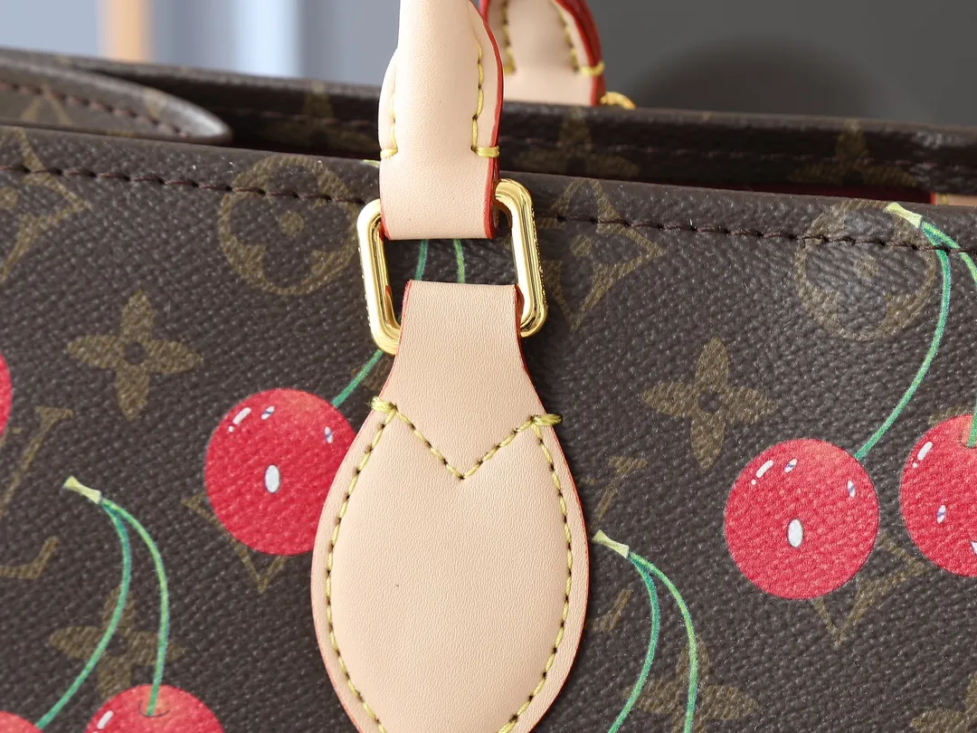 💰260💰Upgraded original version 🔥New style🔥M45039 M45321 M44571 This Onthego medium handbag combines classic Monogram canvas and Monogram Reverse canvas on both sides to present completely different styles. Toron's dual handles and shoulder strap allow for a variety of carrying options. Dimensions: 34.0 x 26.0 x 13.0 cm (length x height x width)