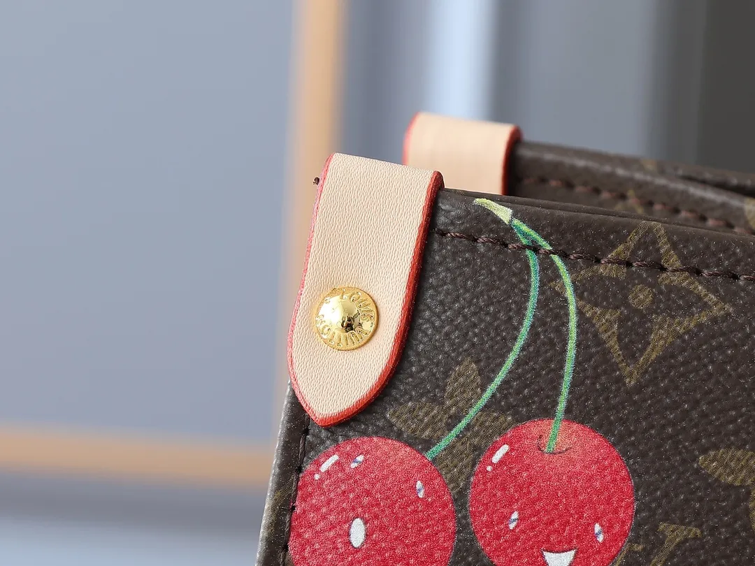💰260💰Upgraded original version 🔥New style🔥M45039 M45321 M44571 This Onthego medium handbag combines classic Monogram canvas and Monogram Reverse canvas on both sides to present completely different styles. Toron's dual handles and shoulder strap allow for a variety of carrying options. Dimensions: 34.0 x 26.0 x 13.0 cm (length x height x width)