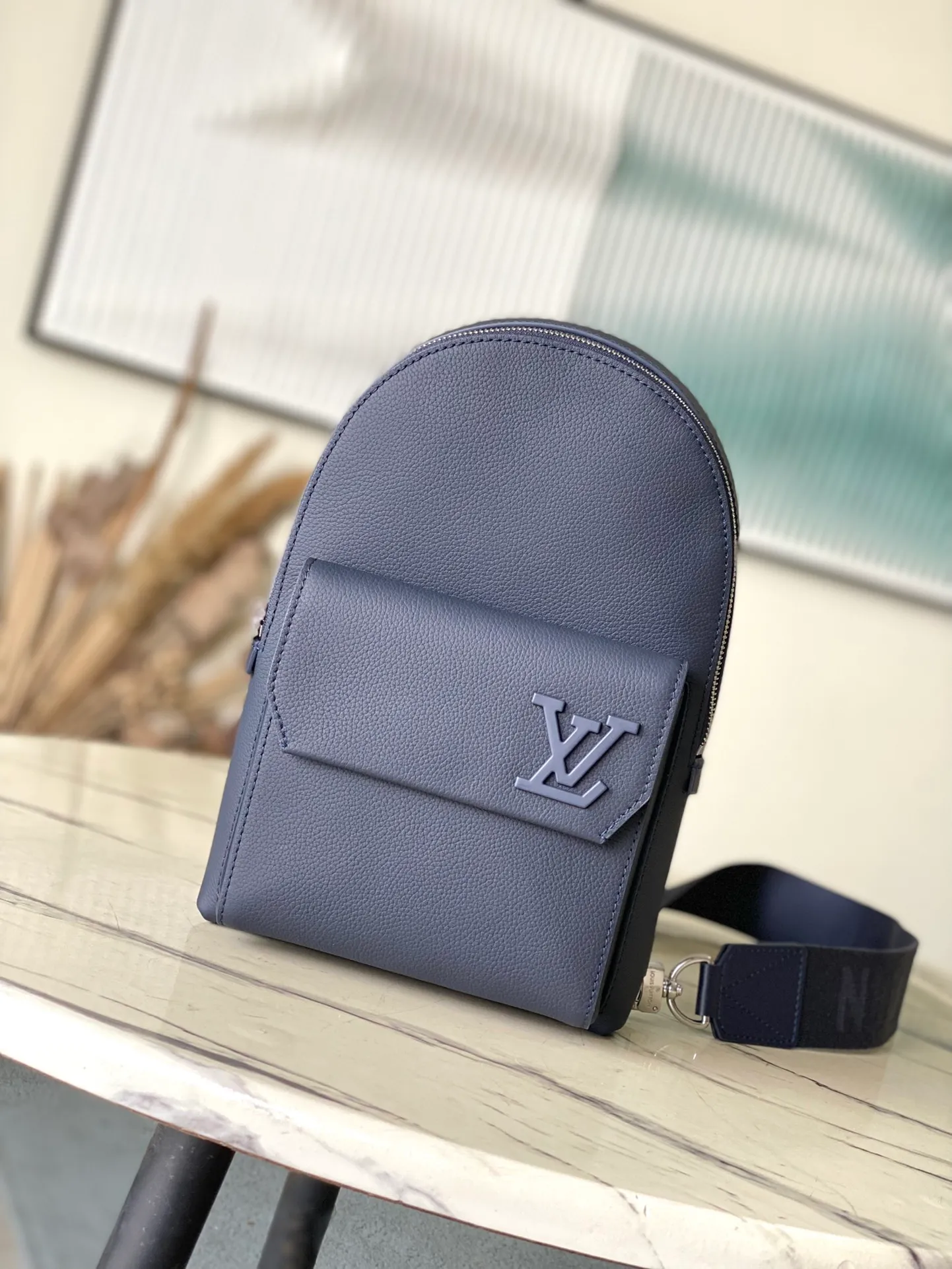 💰1020 (first-grain leather) top original single M11601 blue. This Pilot jm shoulder bag refers to the design of the popular Takeoff Jm backpack, with a rounded shape, front flap and the iconic design of the LV Aerogram series. The magnetic closure ensures secure storage and access, and the adjustable shoulder strap can be attached to the left or right side of the bag. Dimensions: 20.0 x 30.0 x 4.0 cm