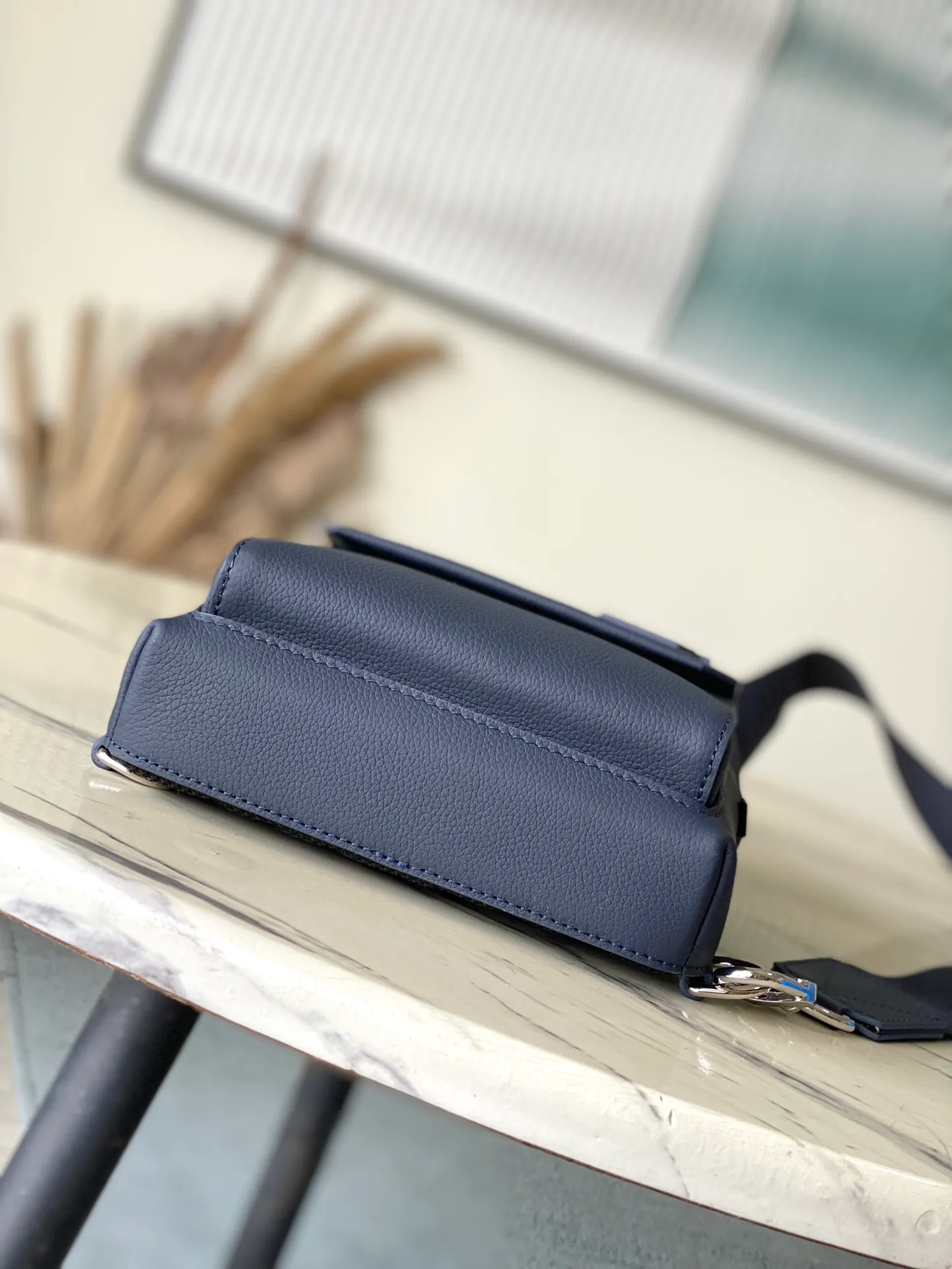 💰1020 (first-grain leather) top original single M11601 blue. This Pilot jm shoulder bag refers to the design of the popular Takeoff Jm backpack, with a rounded shape, front flap and the iconic design of the LV Aerogram series. The magnetic closure ensures secure storage and access, and the adjustable shoulder strap can be attached to the left or right side of the bag. Dimensions: 20.0 x 30.0 x 4.0 cm