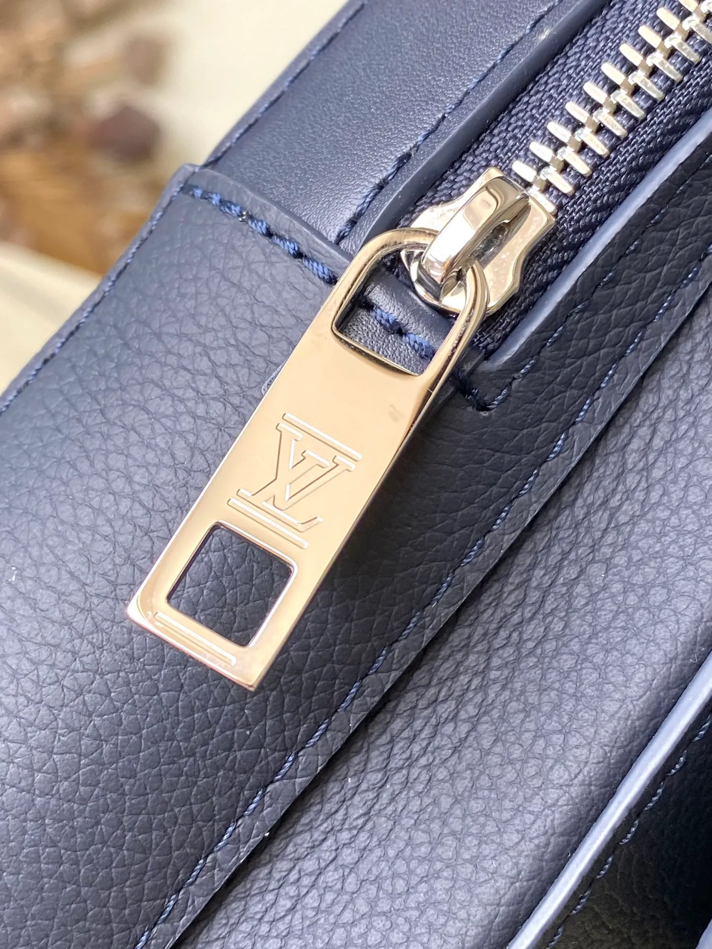 💰1020 (first-grain leather) top original single M11601 blue. This Pilot jm shoulder bag refers to the design of the popular Takeoff Jm backpack, with a rounded shape, front flap and the iconic design of the LV Aerogram series. The magnetic closure ensures secure storage and access, and the adjustable shoulder strap can be attached to the left or right side of the bag. Dimensions: 20.0 x 30.0 x 4.0 cm