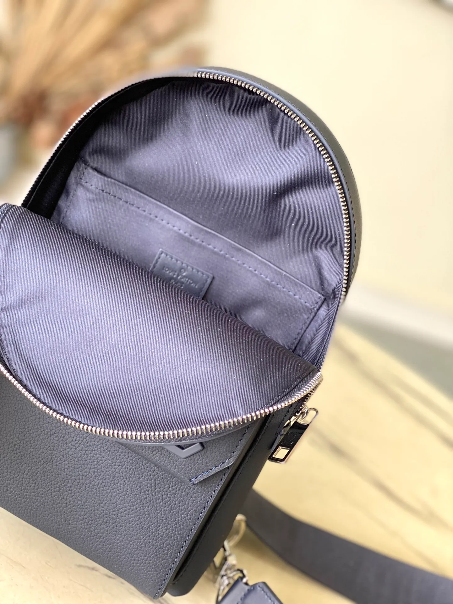 💰1020 (first-grain leather) top original single M11601 blue. This Pilot jm shoulder bag refers to the design of the popular Takeoff Jm backpack, with a rounded shape, front flap and the iconic design of the LV Aerogram series. The magnetic closure ensures secure storage and access, and the adjustable shoulder strap can be attached to the left or right side of the bag. Dimensions: 20.0 x 30.0 x 4.0 cm
