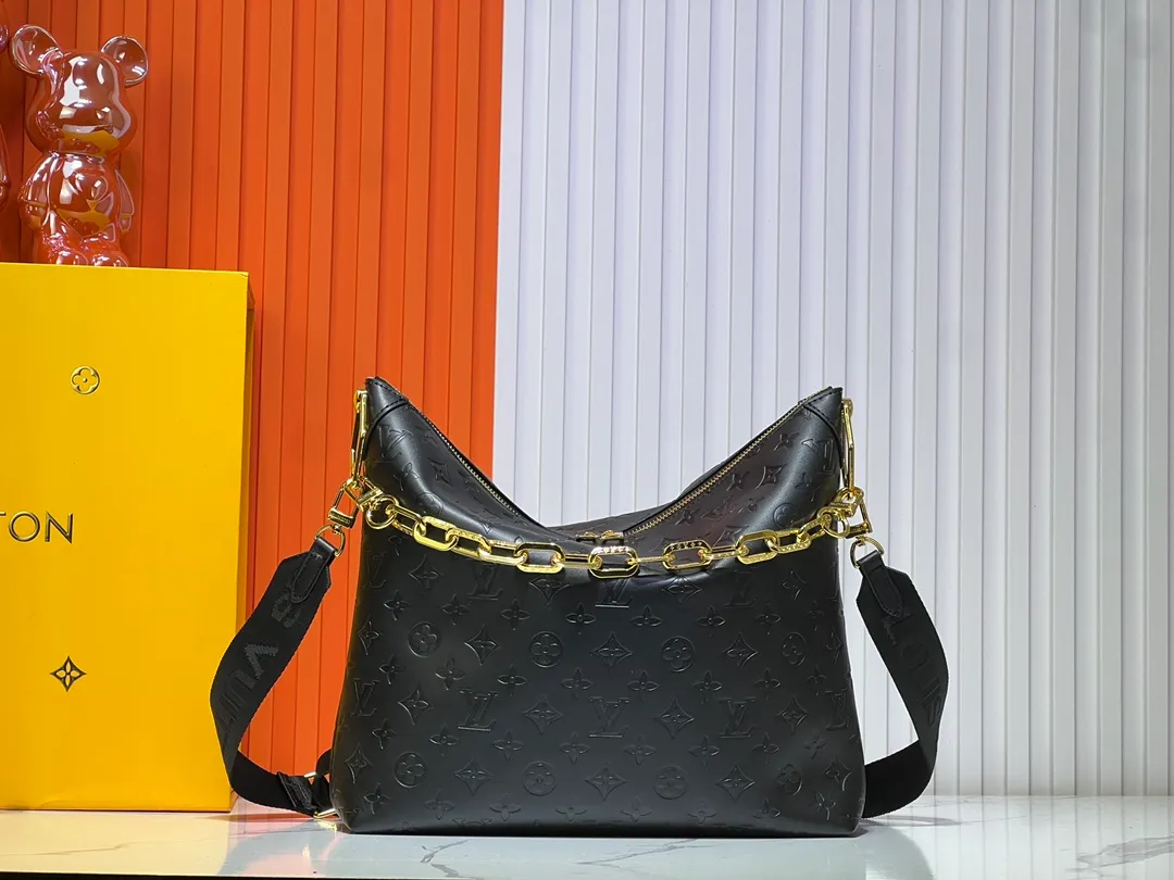 Batch 260💰Upgraded original M12068 M12071 M12072 This new Coussin series of hobo bags combines fashion and functionality, and combines the series’ iconic design elements. The bag is made of smooth cotton-paved leather and is embossed with the brand's Monogram pattern. The signature thick chain strap is accented with gold-tone hardware, while the wide detachable textile shoulder strap allows you to carry it in different ways. This versatile style is large enough to hold a laptop and features a removable zip pocket. Dimensions: 38x33x10 cm