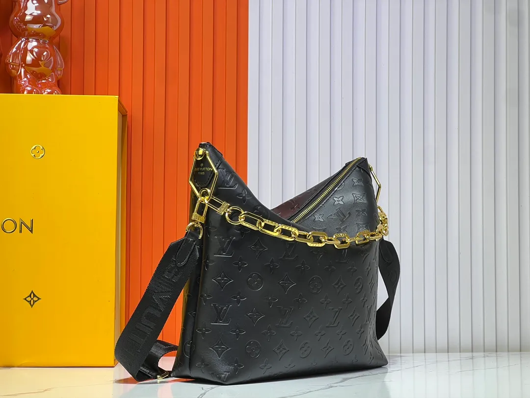 Batch 260💰Upgraded original M12068 M12071 M12072 This new Coussin series of hobo bags combines fashion and functionality, and combines the series’ iconic design elements. The bag is made of smooth cotton-paved leather and is embossed with the brand's Monogram pattern. The signature thick chain strap is accented with gold-tone hardware, while the wide detachable textile shoulder strap allows you to carry it in different ways. This versatile style is large enough to hold a laptop and features a removable zip pocket. Dimensions: 38x33x10 cm