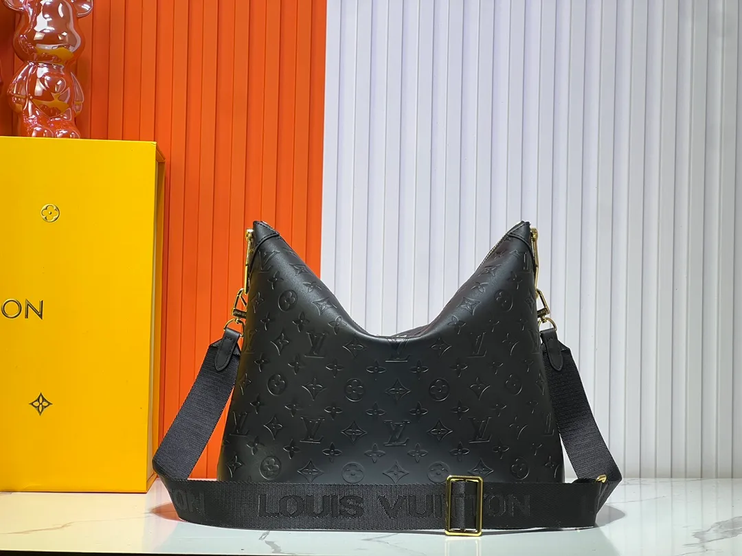 Batch 260💰Upgraded original M12068 M12071 M12072 This new Coussin series of hobo bags combines fashion and functionality, and combines the series’ iconic design elements. The bag is made of smooth cotton-paved leather and is embossed with the brand's Monogram pattern. The signature thick chain strap is accented with gold-tone hardware, while the wide detachable textile shoulder strap allows you to carry it in different ways. This versatile style is large enough to hold a laptop and features a removable zip pocket. Dimensions: 38x33x10 cm
