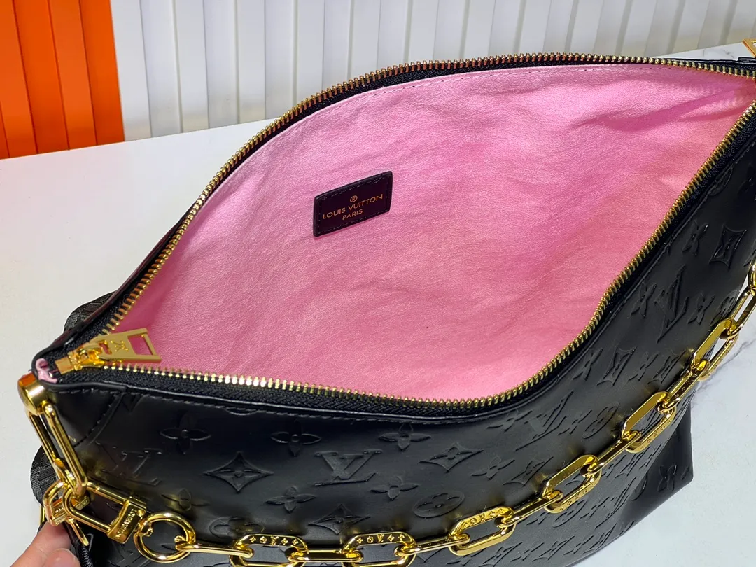 Batch 260💰Upgraded original M12068 M12071 M12072 This new Coussin series of hobo bags combines fashion and functionality, and combines the series’ iconic design elements. The bag is made of smooth cotton-paved leather and is embossed with the brand's Monogram pattern. The signature thick chain strap is accented with gold-tone hardware, while the wide detachable textile shoulder strap allows you to carry it in different ways. This versatile style is large enough to hold a laptop and features a removable zip pocket. Dimensions: 38x33x10 cm