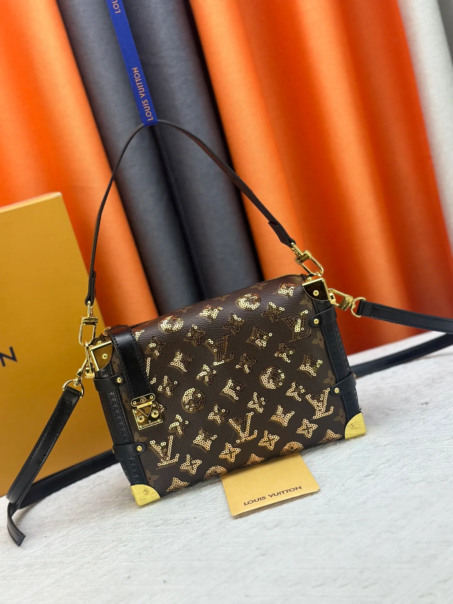 P400 46358 Gold sequins, sneak peek of the actual LV September series!! The cat series was very popular N years ago. This year, LV collaborated with Grace again, and a small part of the actual items were revealed ~ LV collaborated with stylist Grace Coddington on "Cats That Can't Wake Up". Don't miss it if you are a cat lover. Style No. 15154#S-lock. The lock and detachable chain sparkle with gold. The appropriate size makes it easy to store daily items such as lipstick. Dimensions: 23.5×16x 8.5cm (lengthxheightxwidth)