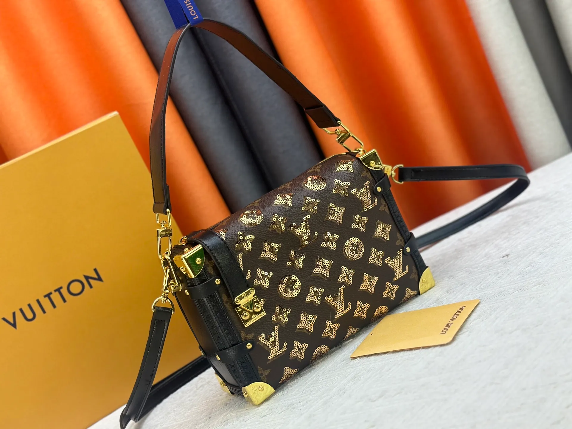 P400 46358 Gold sequins, sneak peek of the actual LV September series!! The cat series was very popular N years ago. This year, LV collaborated with Grace again, and a small part of the actual items were revealed ~ LV collaborated with stylist Grace Coddington on "Cats That Can't Wake Up". Don't miss it if you are a cat lover. Style No. 15154#S-lock. The lock and detachable chain sparkle with gold. The appropriate size makes it easy to store daily items such as lipstick. Dimensions: 23.5×16x 8.5cm (lengthxheightxwidth)